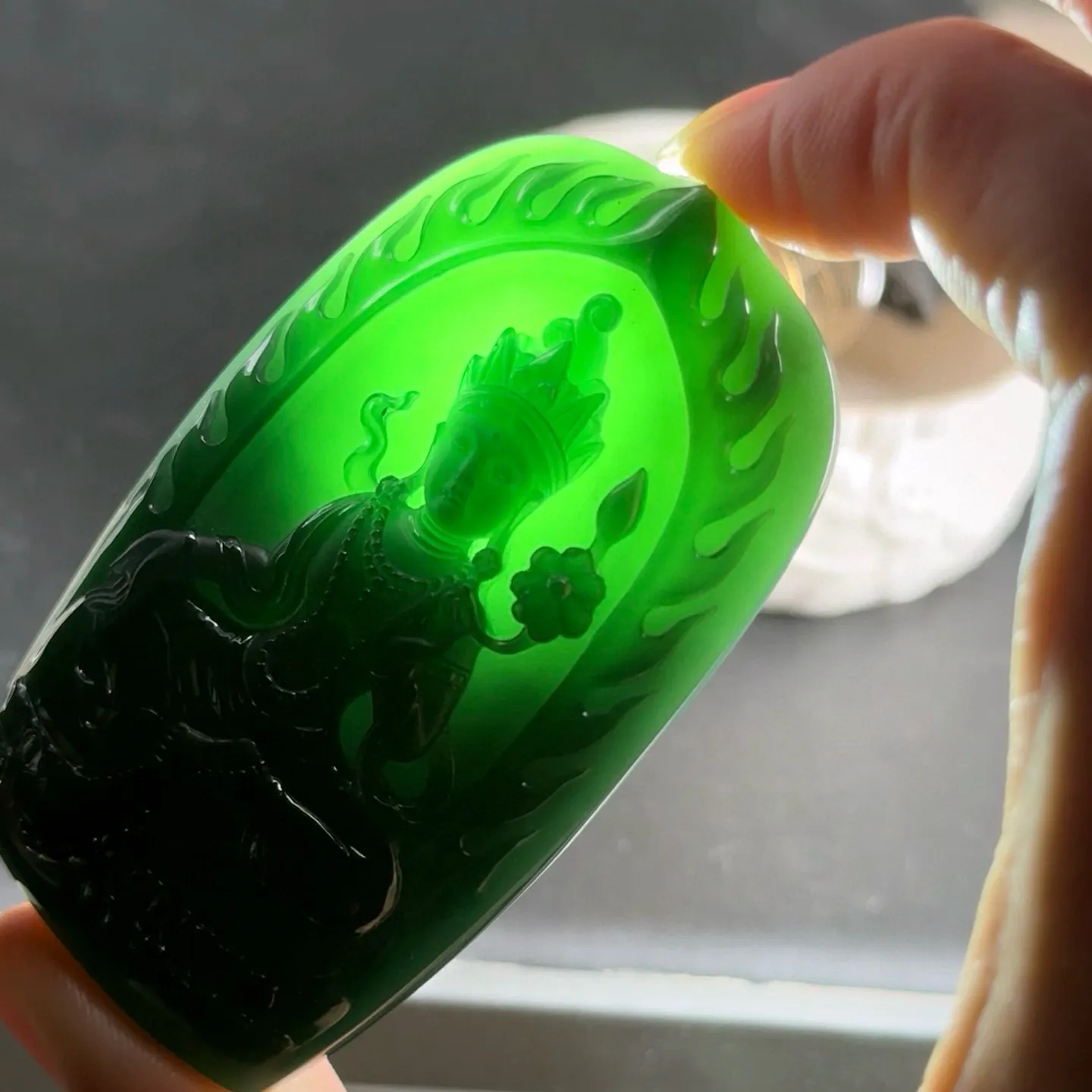 精品墨翠大势至菩萨 打灯通透 油性十足 尺寸69.8