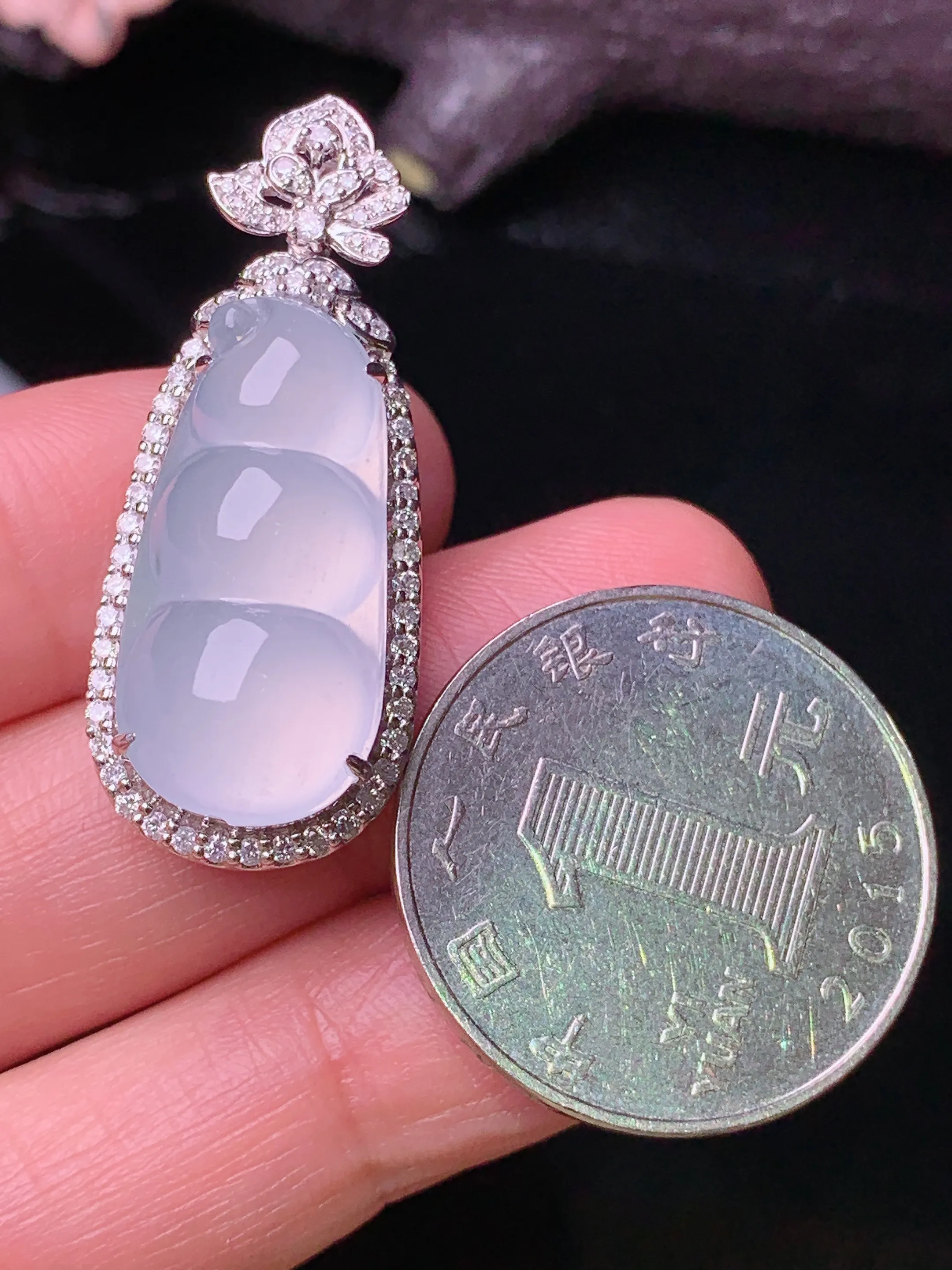 18k金钻镶嵌冰种四季豆吊坠 玉质细腻 色泽清新艳丽 整体尺寸35.6*14.5*11.6