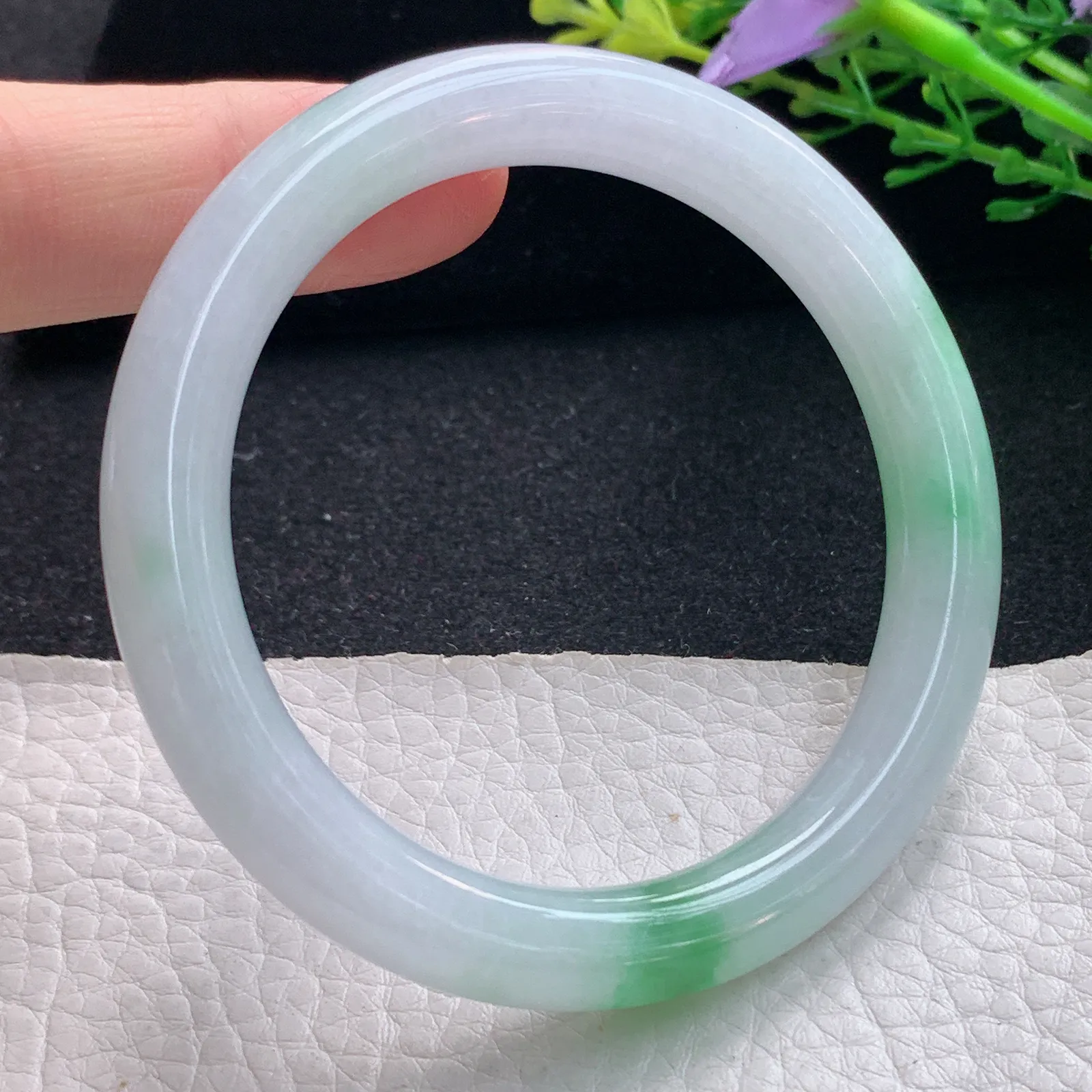 ss自然光54.5*9*8.8美人镯 翡翠a货玉手镯飘绿圆条珠宝玉手环