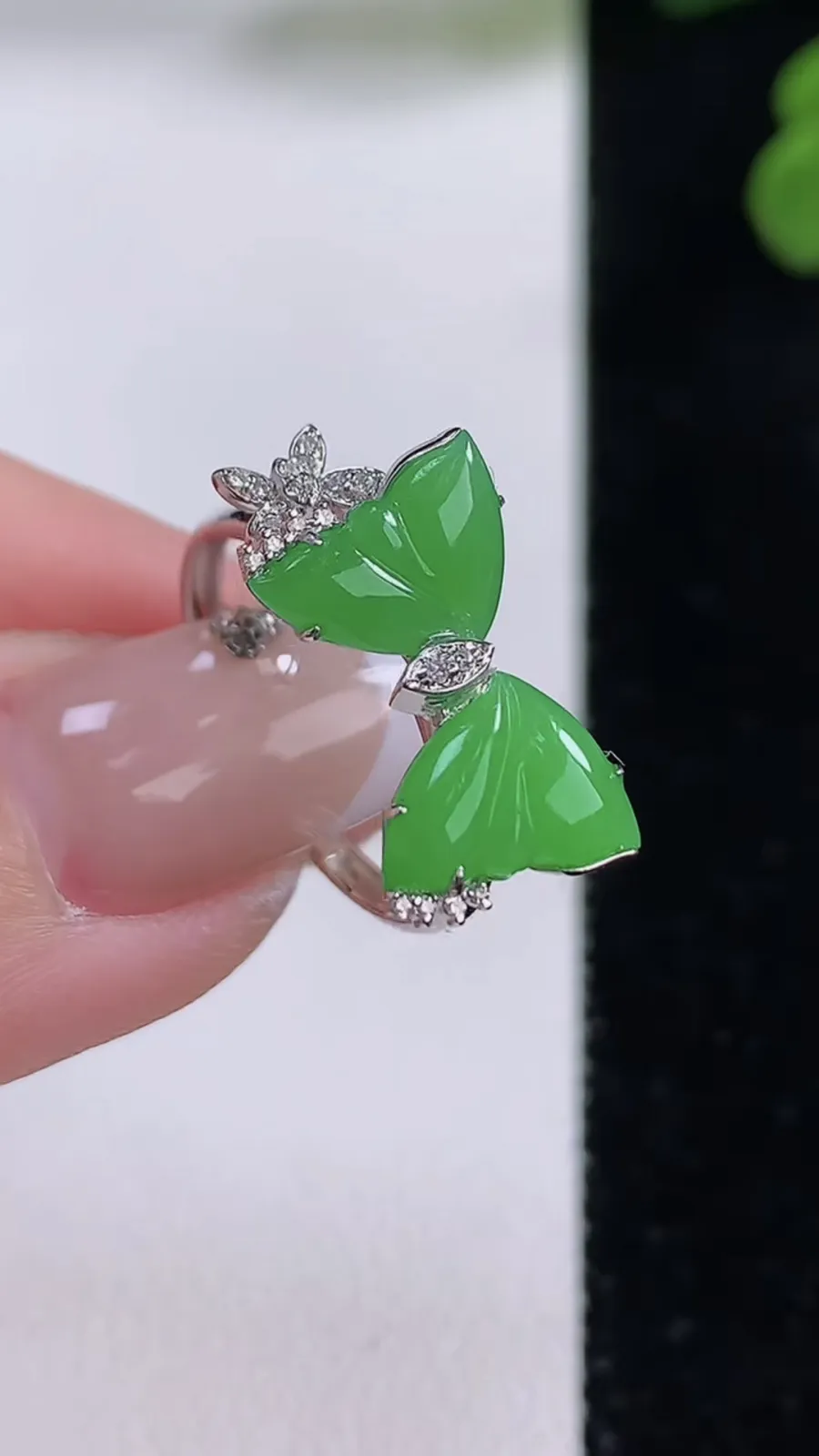 翡翠a货18K金满阳绿蝴蝶戒指，尺寸18-10-9.4-1.8，重量:1.79g