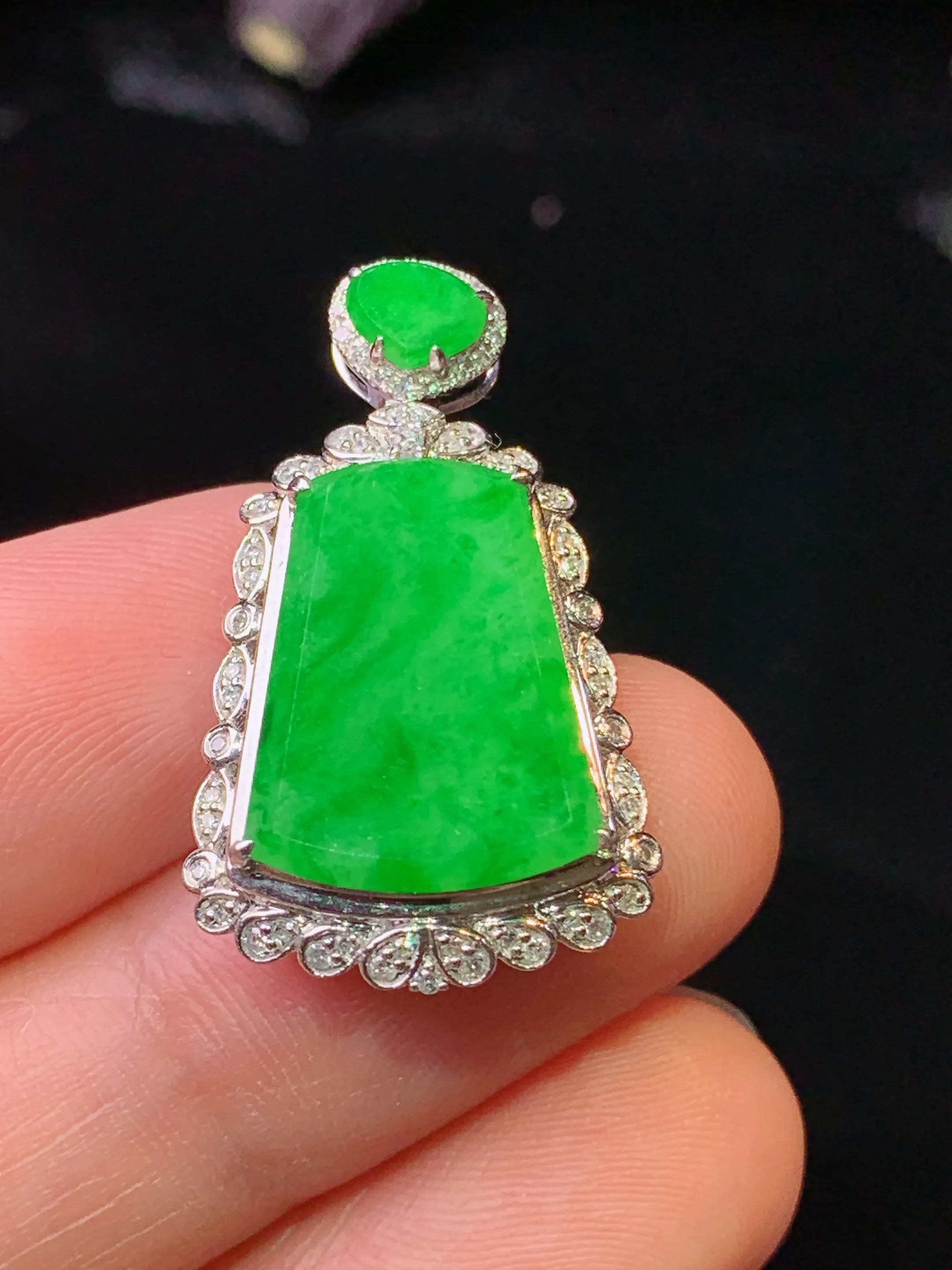 18k金钻镶嵌满绿无事牌吊坠 玉质细腻 色泽清新艳丽 整体尺寸28*16.8*6.8