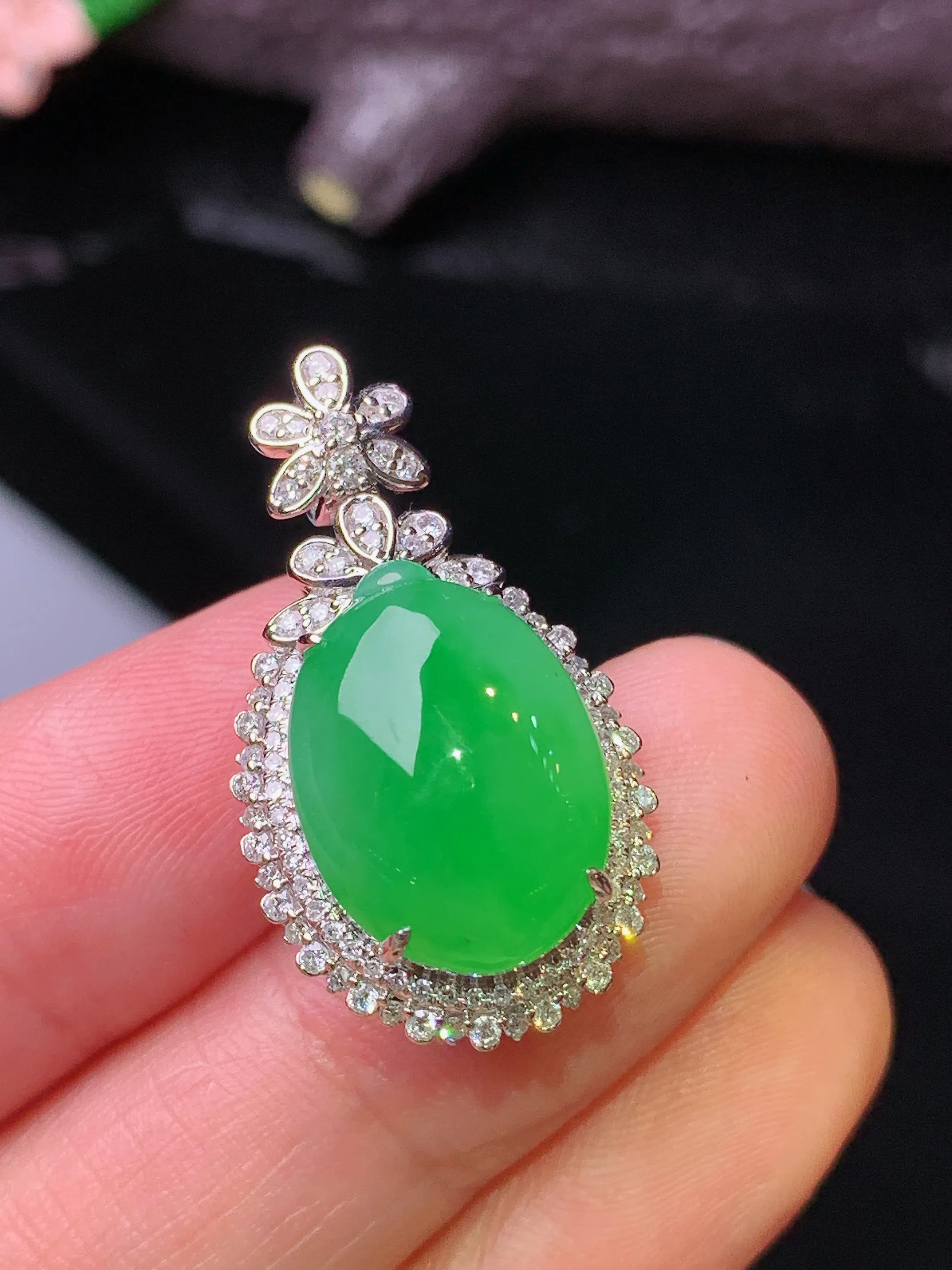 18k金钻镶嵌满绿蛋面吊坠 玉质细腻 色泽清新艳丽 整体尺寸28*16*13.6