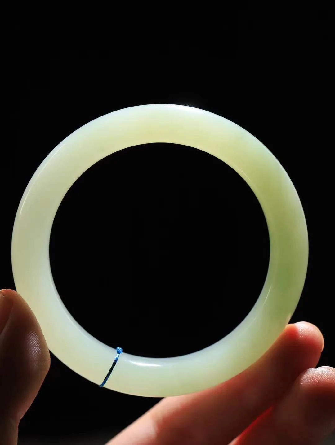 【温润于心.手镯】

精品️和田玉晴水手镯，如晴水般清澈，似晴空般纯净。每一缕纹理都诉说着大自然的馈赠，温润细腻，触手生温。佩戴它，仿佛将一片宁静的晴水湖戴在腕间，优雅从容，气质非凡。重55克  尺寸54.5-12-9.2mm  55120533A