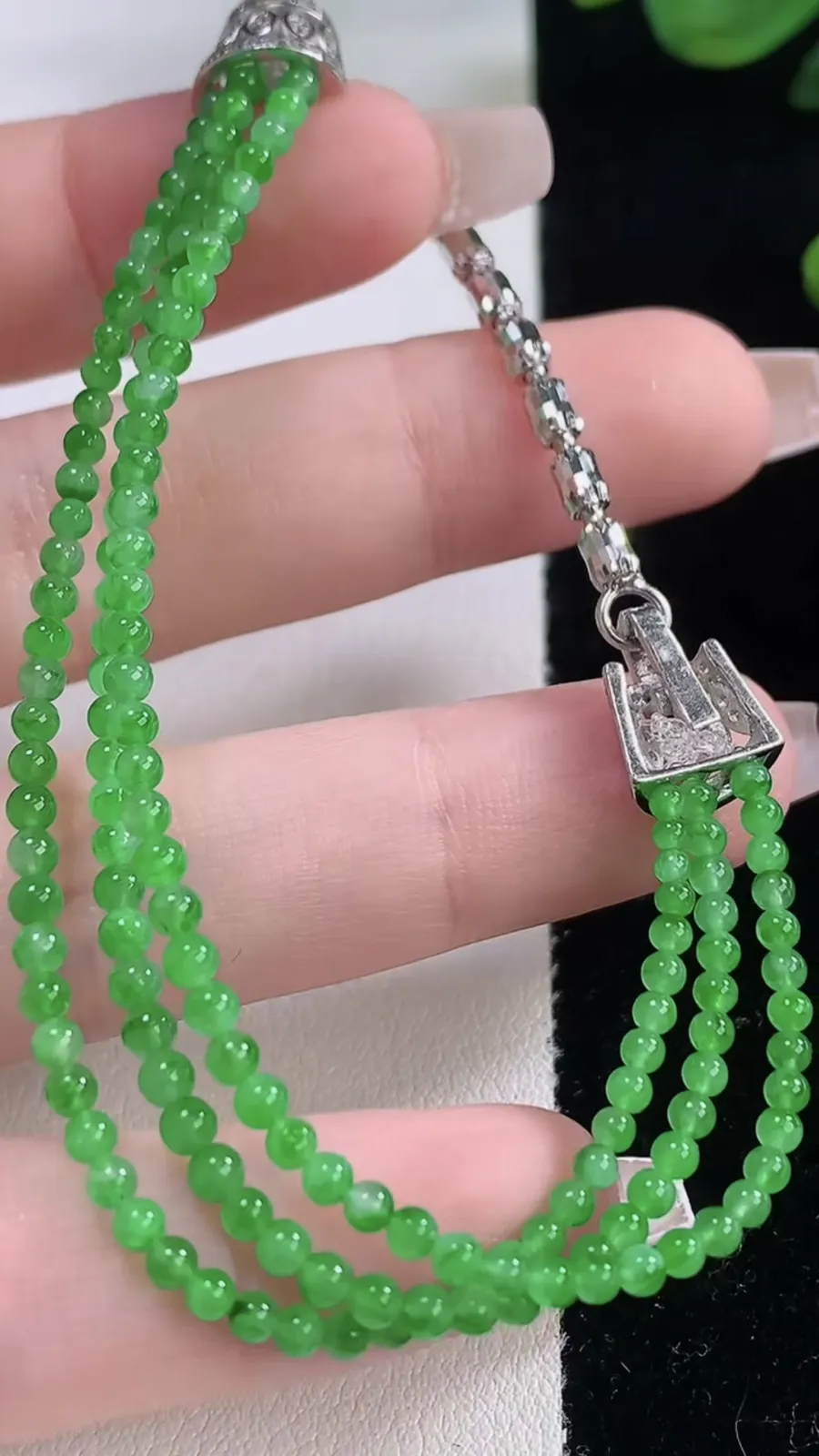 翡翠a货满绿小米珠项链，尺寸2.4，重量:7.30g