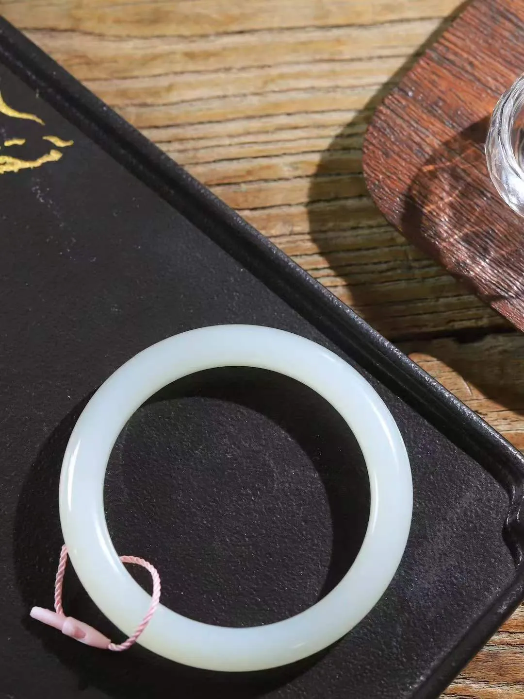 [温润如玉.手镯]

精品和田玉手镯。玉质温润细腻 油性十足 手感舒适，高华雅逸，线条流畅，简约大气，美自天成，素雅高贵。佩戴于腕间，婉约之美，举手投足间透出那份低调奢华。重47.3克 内径58mm尺寸10-9.6mm 781152714A