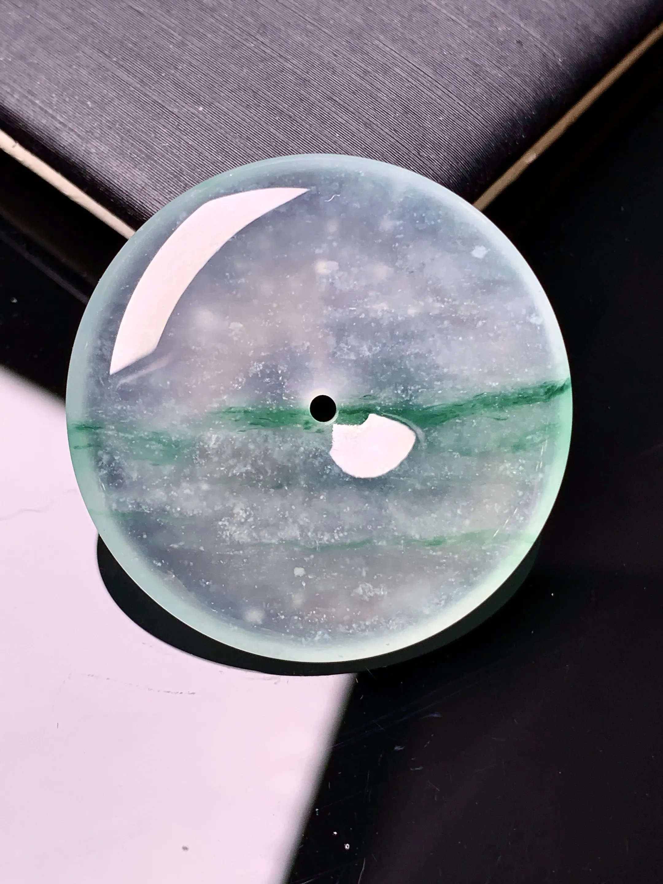 玻璃种飘绿平安扣吊坠 玉质细腻 色泽清新艳丽 整体尺寸30*5