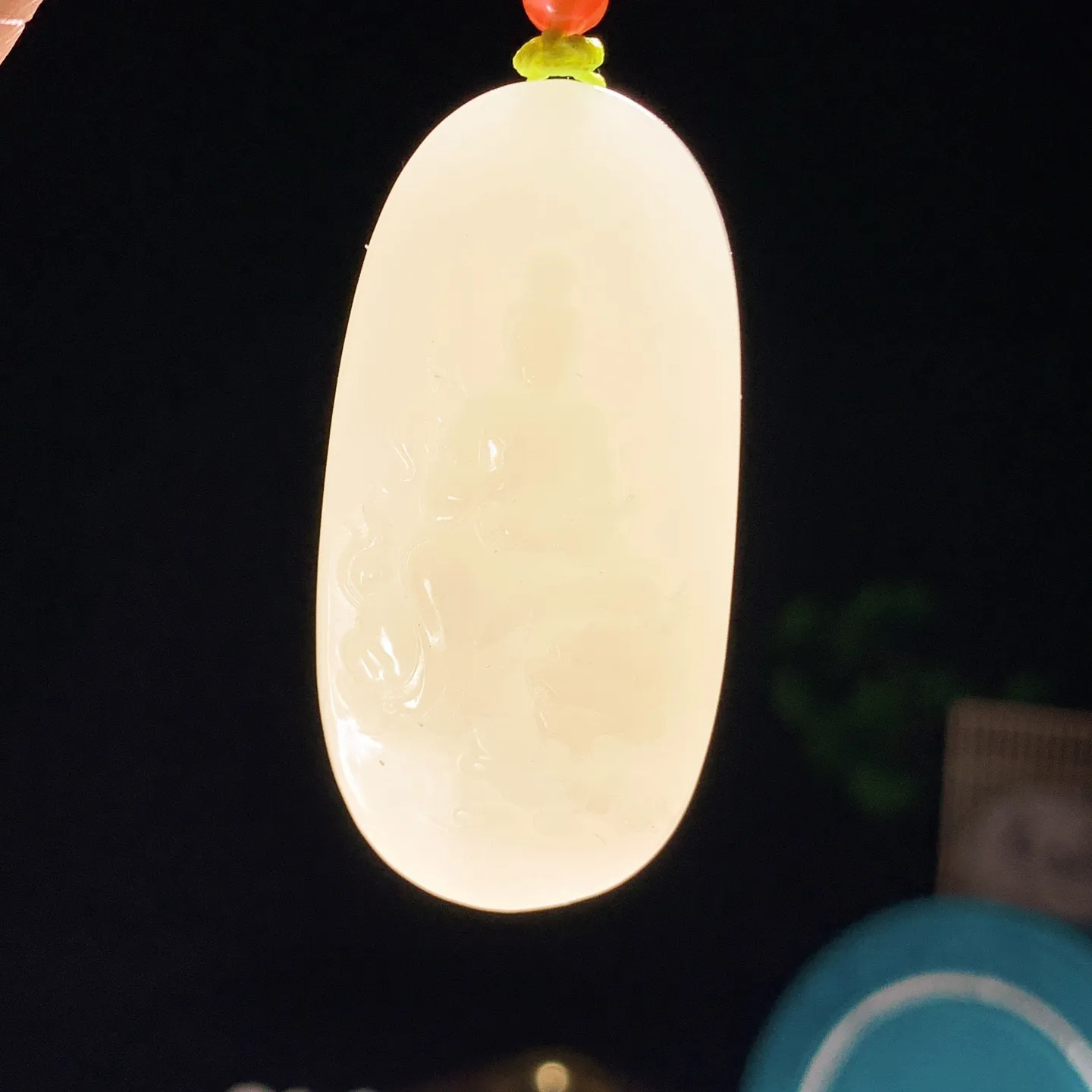 新疆和田玉若羌黄口料文殊菩萨牌子挂件。尺寸50/25/12重50.7克。内径玉质细腻油润。手推出油。佩戴高端典雅。lt251205