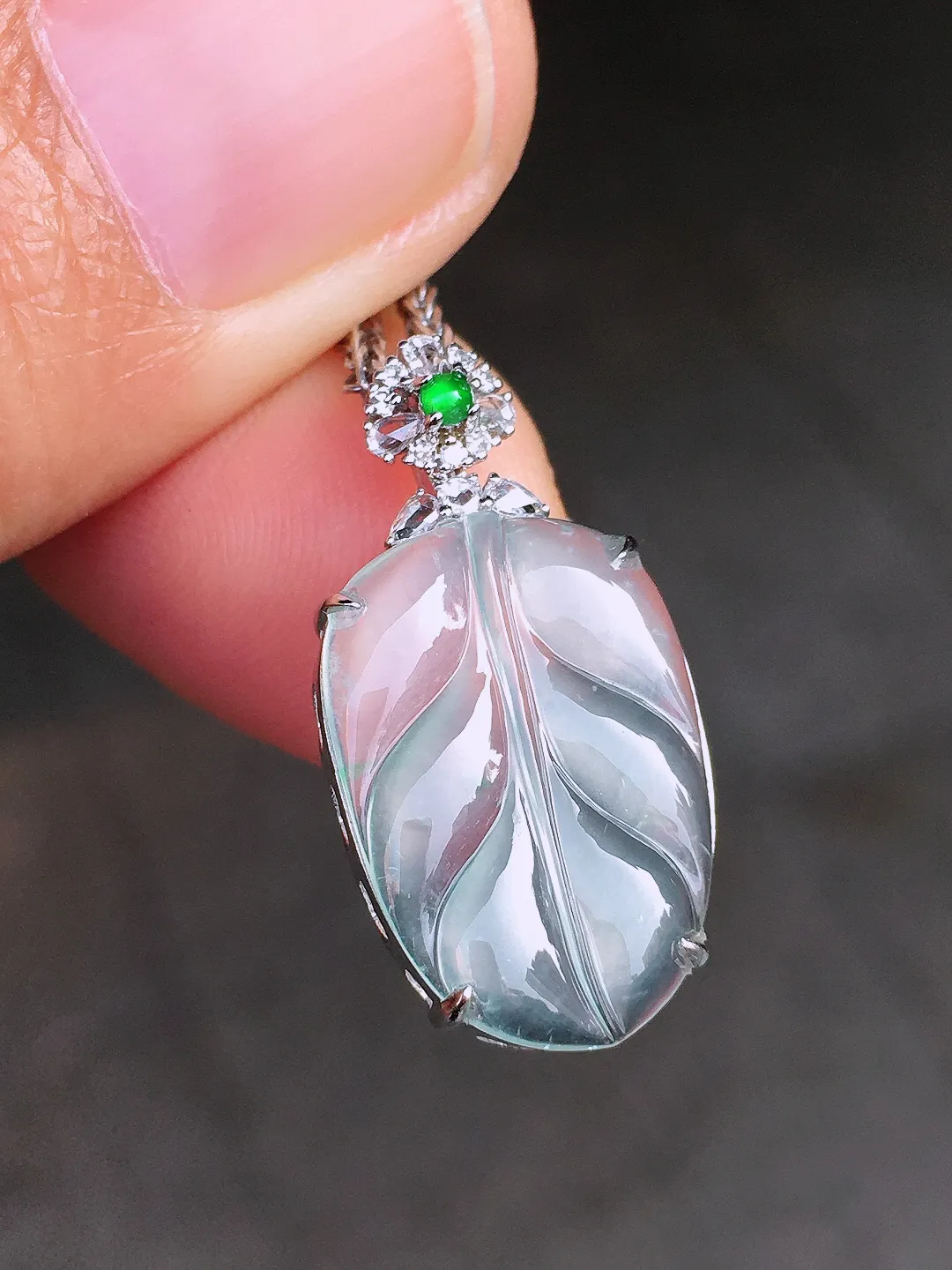 冰种玉叶吊坠，玉质细腻，荧光感超
强，饱满圆润，尽显优雅气质，18k
金豪华镶嵌