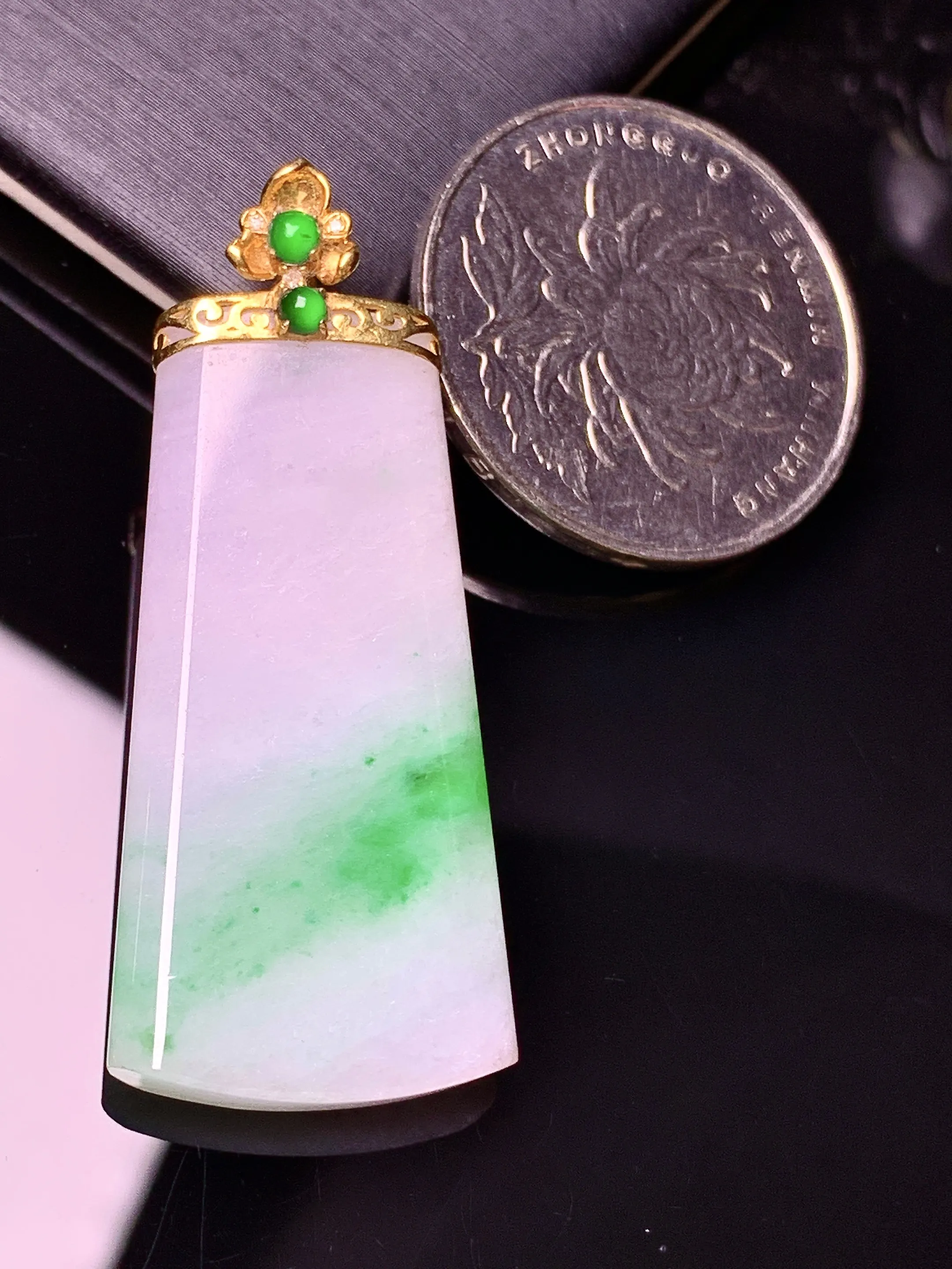 18k金镶嵌飘绿无事牌吊坠 玉质细腻 色泽清新艳丽 整体尺寸43.8*17.7*4.5