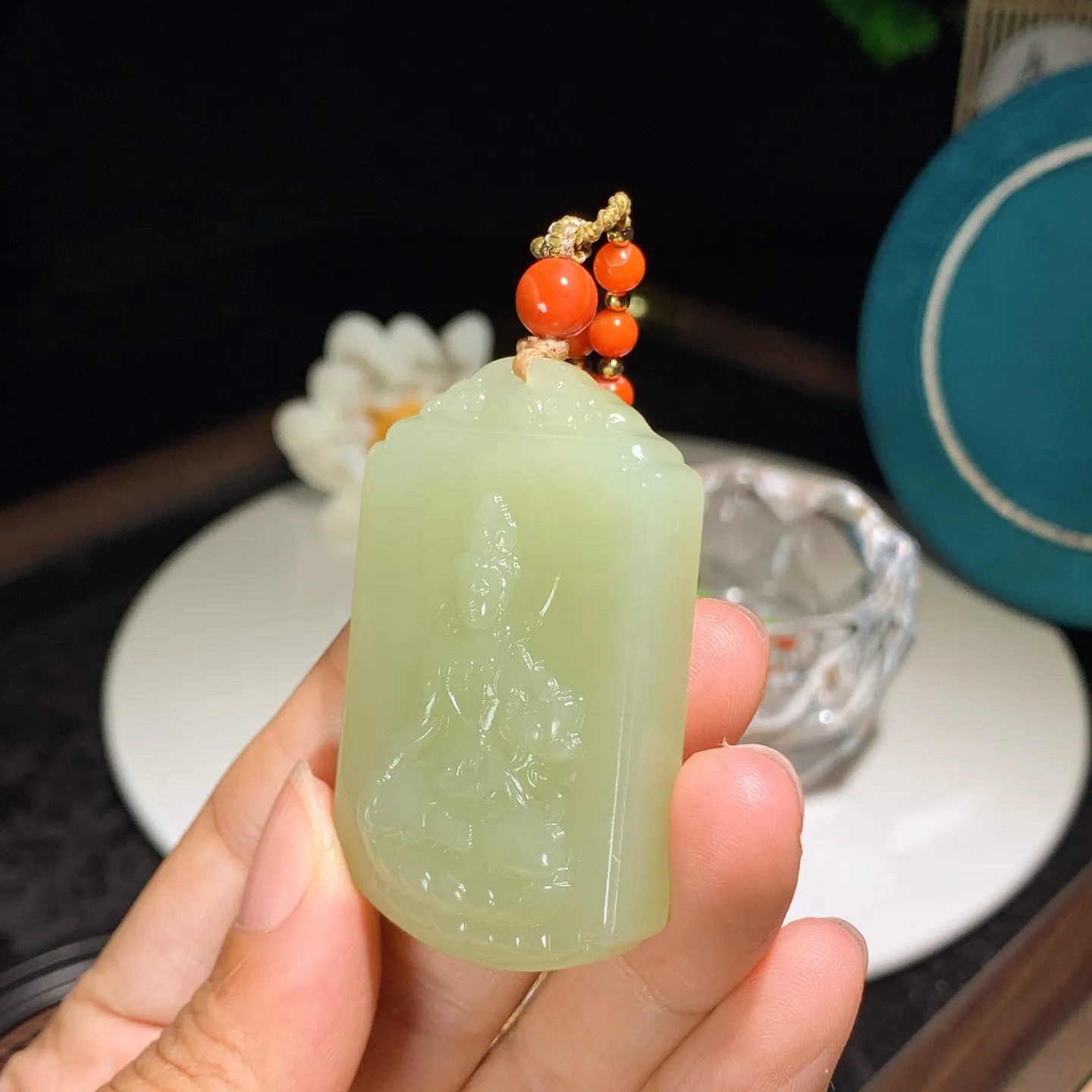 新疆和田玉若羌黄口料大势至菩萨牌子挂件。尺寸52/35/10重44克。内径玉质细腻油润。手推出油。佩