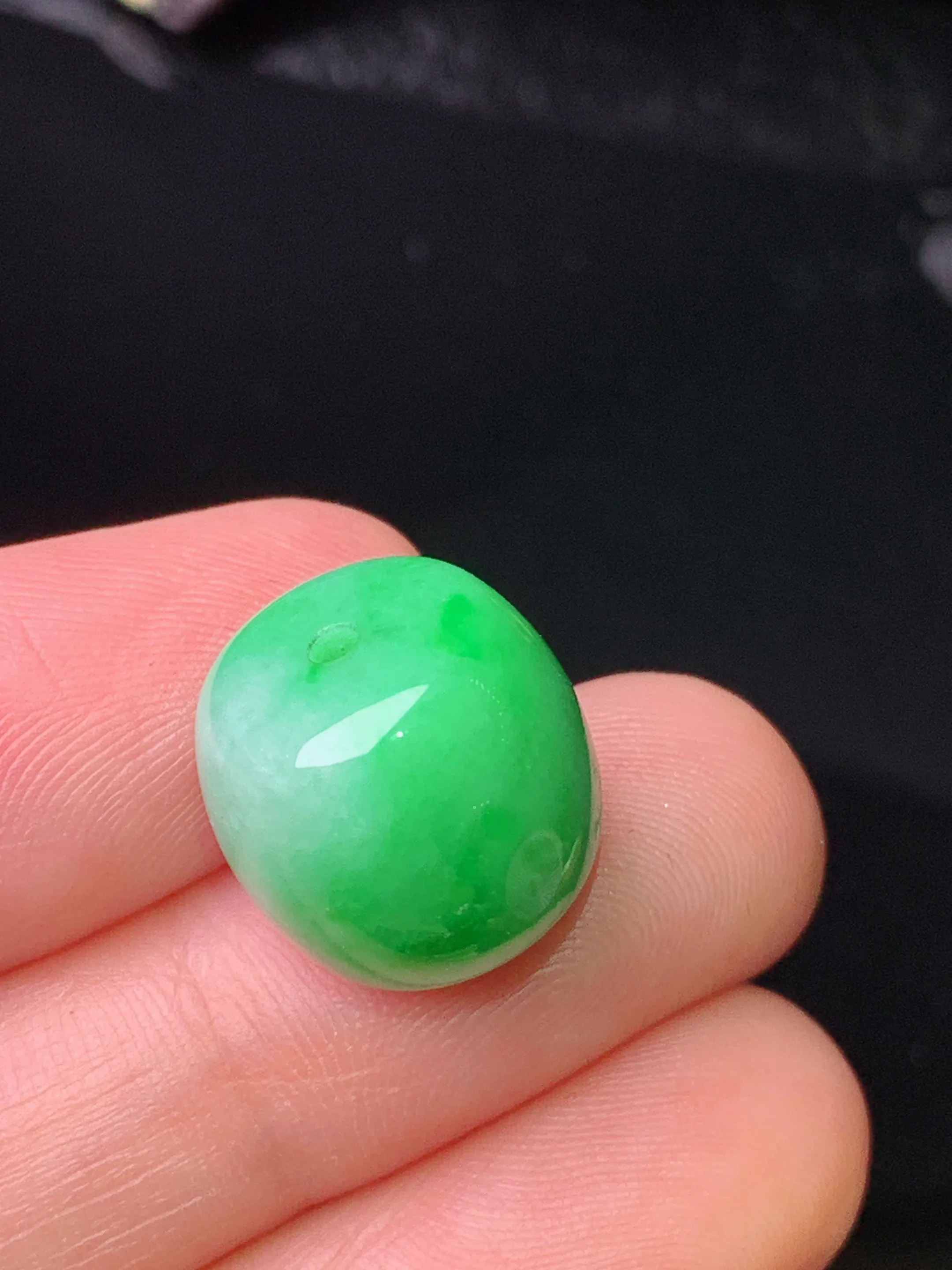 翠绿路路通吊坠 玉质细腻 色泽清新艳丽 整体尺寸13.3*13.3*12.3