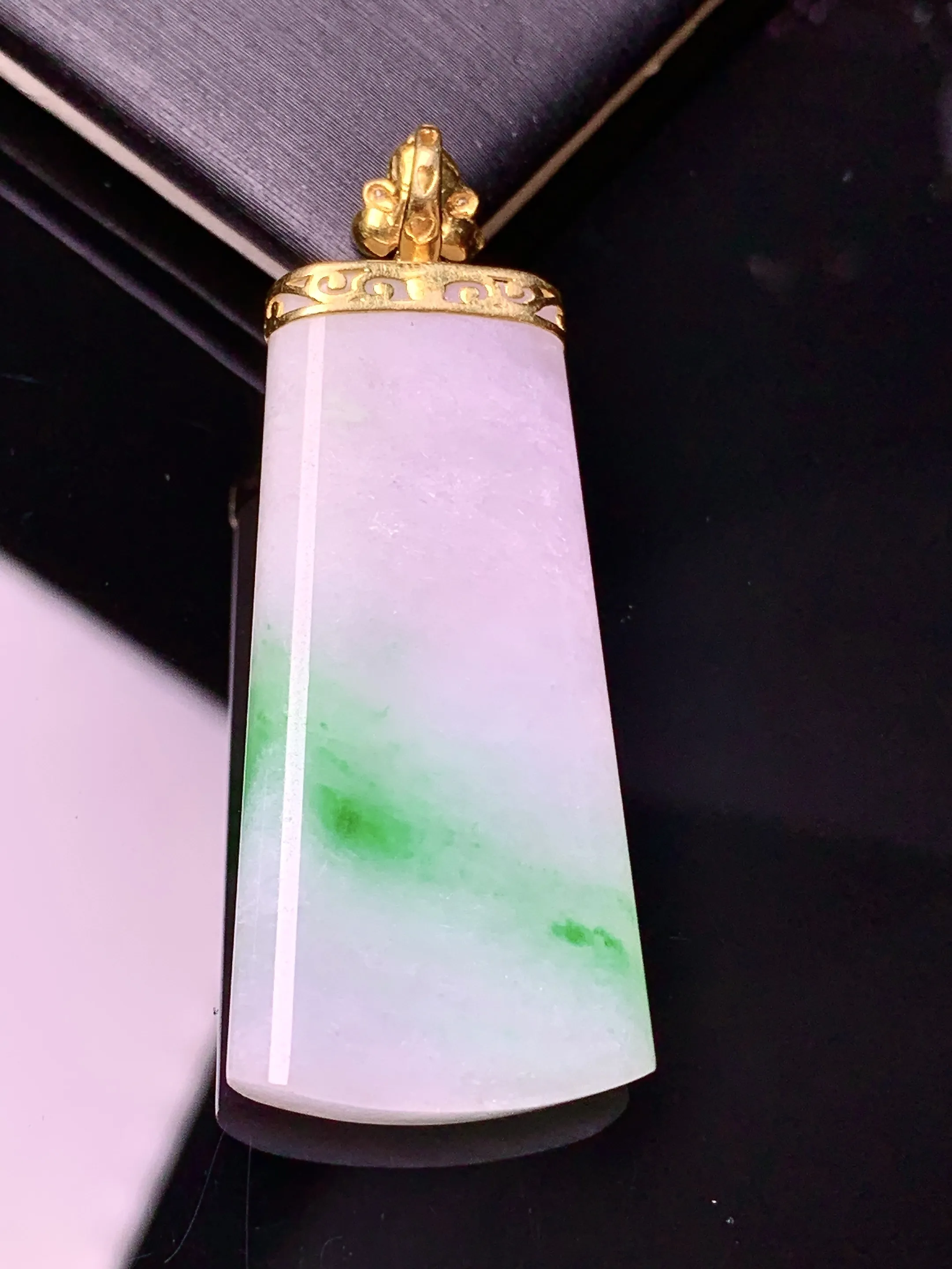 18k金镶嵌飘绿无事牌吊坠 玉质细腻 色泽清新艳丽 整体尺寸43.8*17.7*4.5