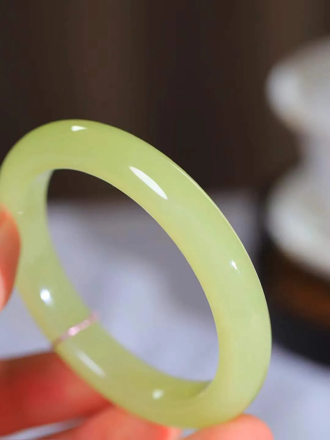 （一见倾心.手镯）

精品️和田玉黄口手镯，玉质温润细腻 油性十足 手感舒适，高华雅逸，线条流畅，简约大气，美自天成，素雅高贵。佩戴于腕间，婉约之美，举手投足间透出那低调奢华。重45.2克  尺寸54-11-8.5mm  56120536A