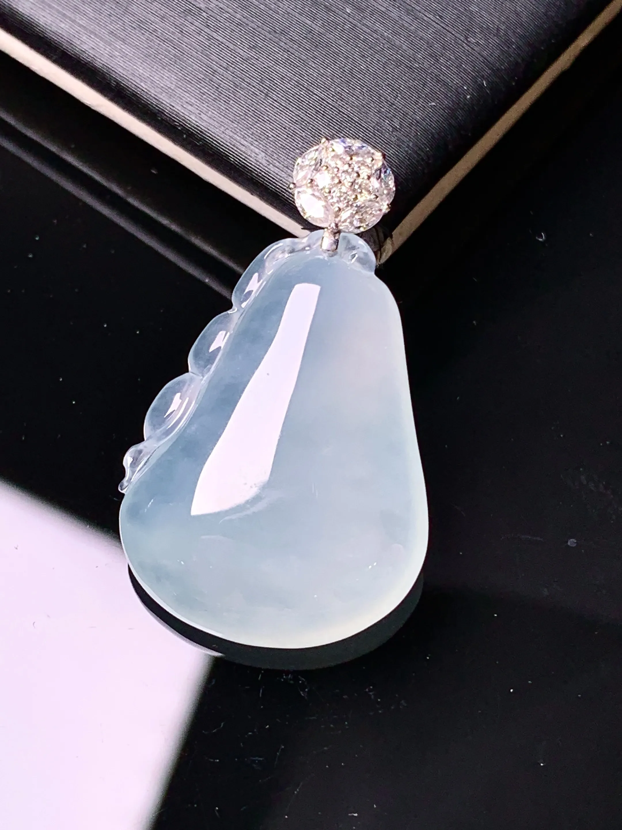 18k金钻镶嵌冰种福瓜吊坠 玉质细腻 色泽清新艳丽 整体尺寸28.3*17*5.5