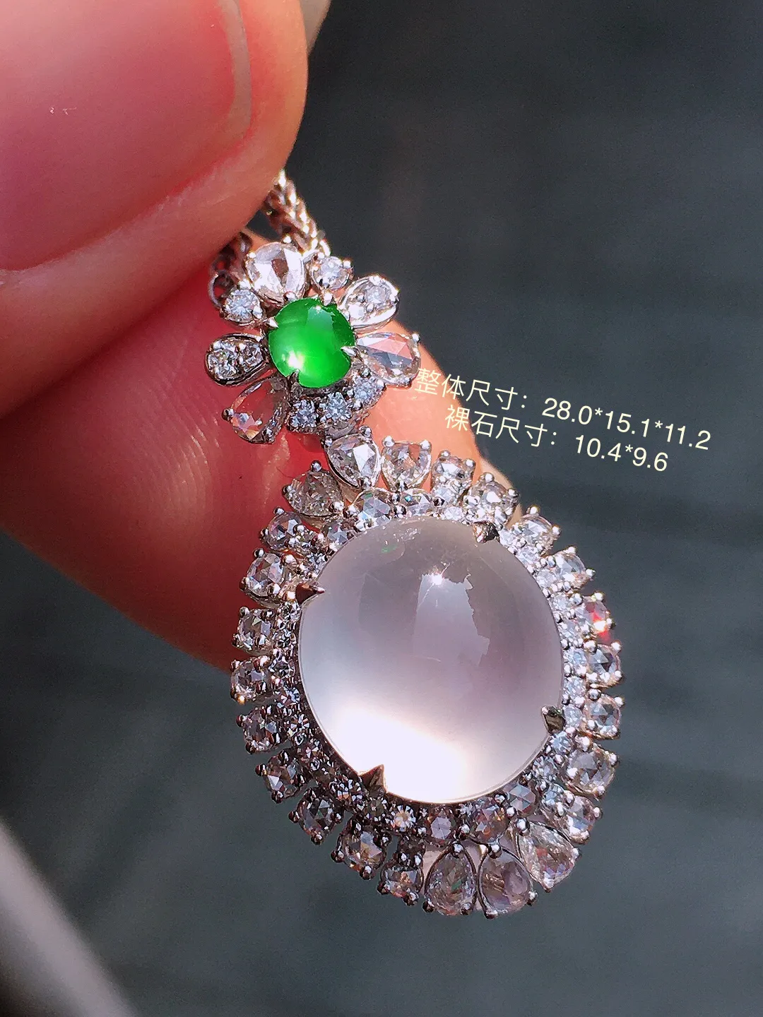 玻璃种蛋面吊坠，玉质细腻，荧光感超
强，饱满圆润，尽显优雅气质，18k
金豪华镶嵌