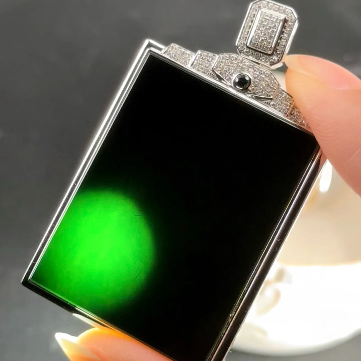 精品墨翠无事牌种好色正 黑度极好 打灯通透 油性十足 尺寸53.2