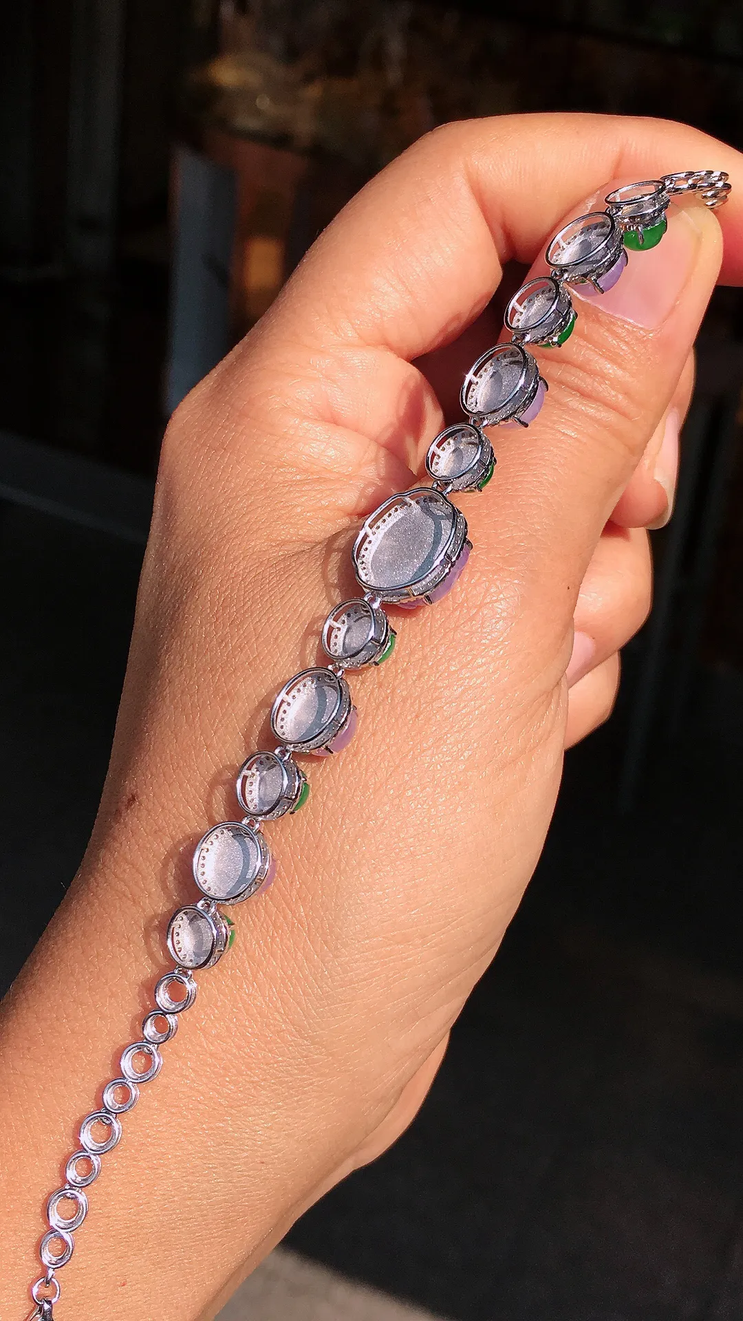 （紫+绿）蛋面手链，色泽均匀艳丽，玉质细腻，荧光感超
强，饱满圆润，尽显优雅气质，18k
金豪华镶嵌