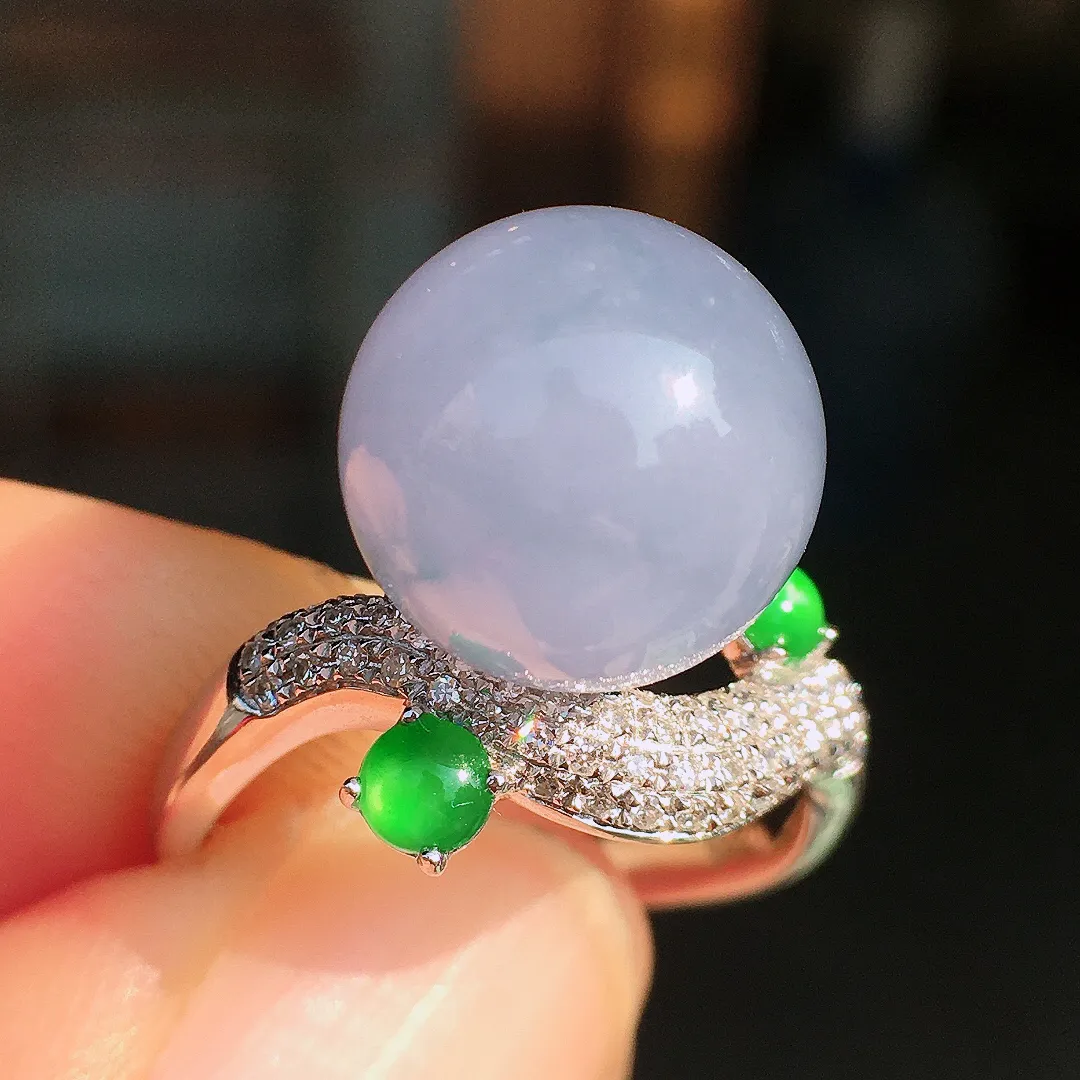 紫罗兰珠子戒指，色泽均匀艳丽，玉质细腻，荧光感超
强，饱满圆润，尽显优雅气质，18k
金豪华镶嵌