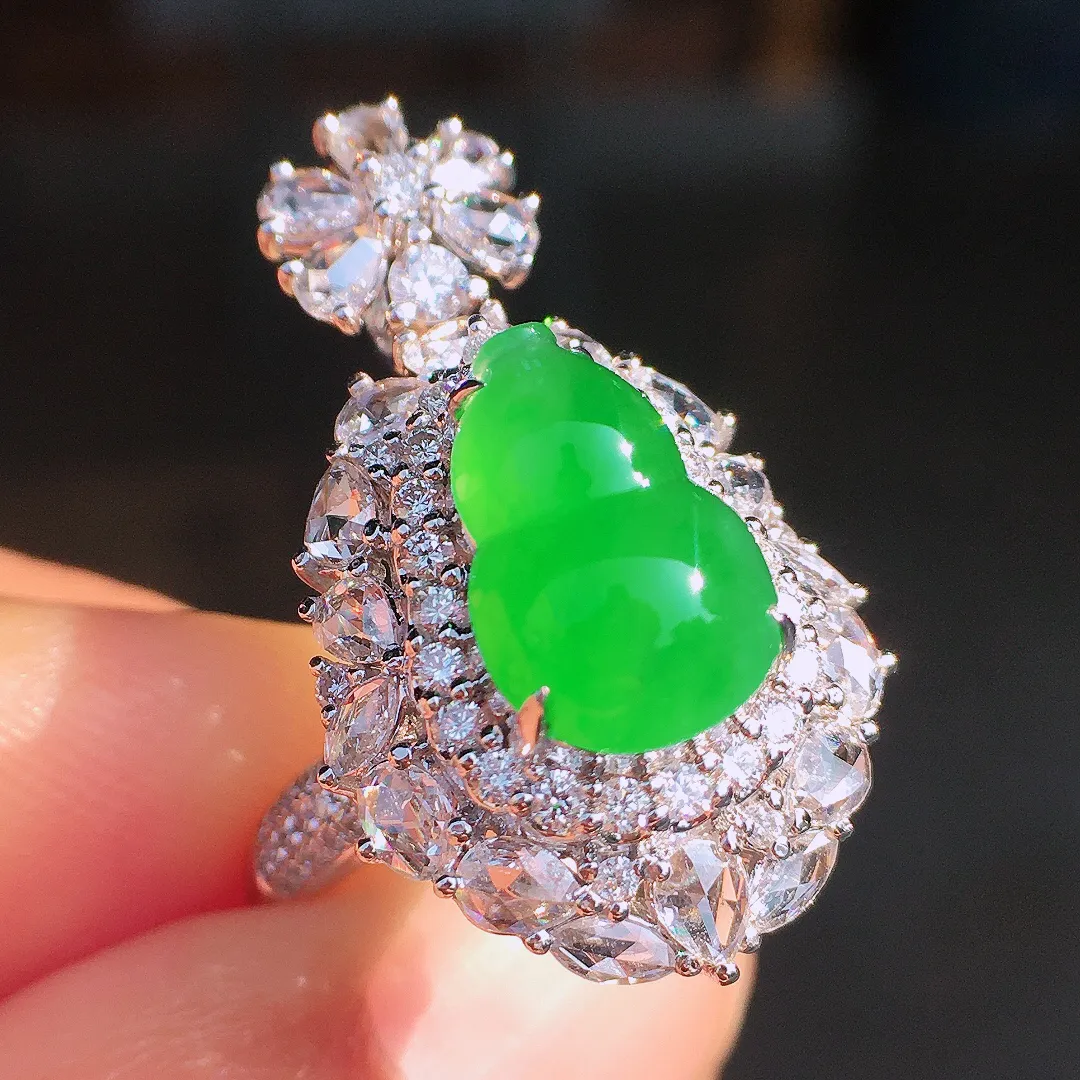 阳绿葫芦戒指/吊坠两用款，色泽均匀艳丽，玉质细腻，荧光感超
强，饱满圆润，尽显优雅气质，18k
金豪华镶嵌