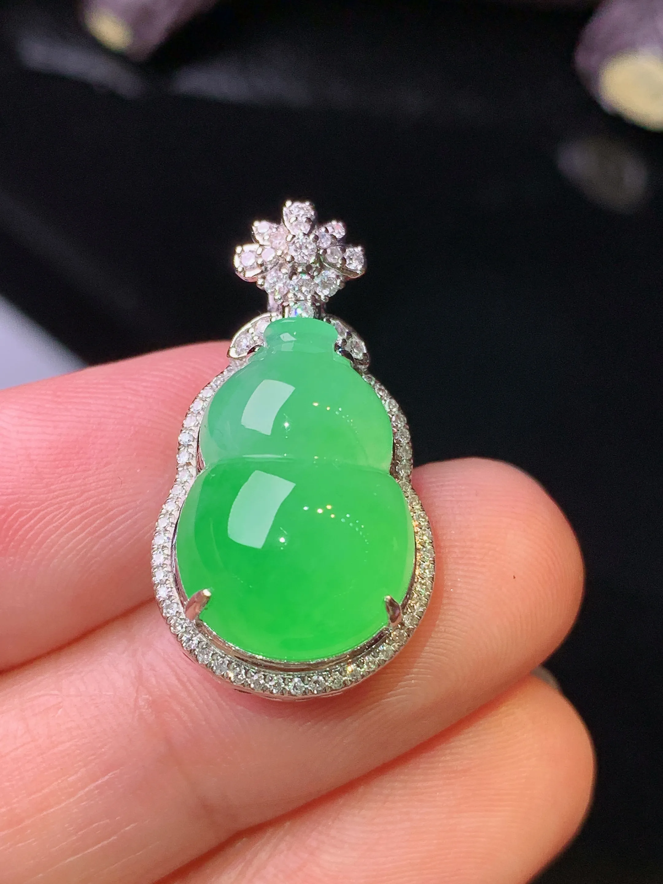 18k金钻镶嵌翠绿葫芦吊坠 玉质细腻 色泽清新艳丽 整体尺寸26*14.2*10.3