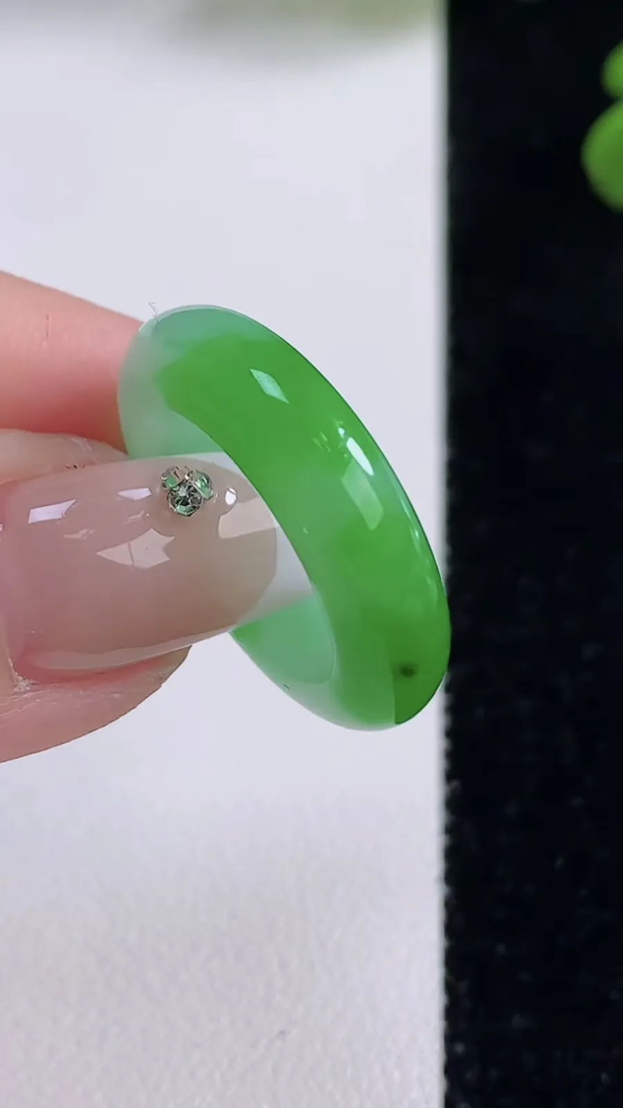 翡翠a货冰种飘阳绿指环 戒指，尺寸17-5.6-3.6，重量:4.78g