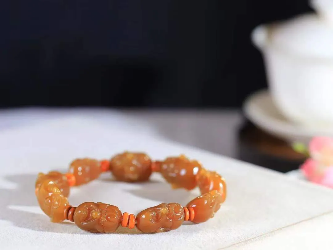 （十八罗汉.手串）

精品和田玉糖玉十八罗汉手串，玉质温润细腻 油性十足 颗颗饱满圆润。罗汉有着