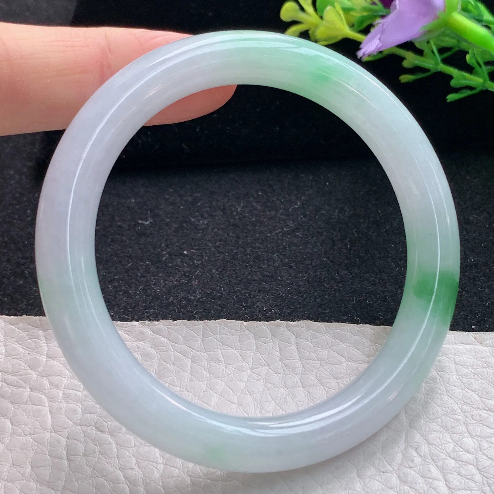 ss自然光54.5*9*8.8美人镯 翡翠a货玉手镯飘绿圆条珠宝玉手环