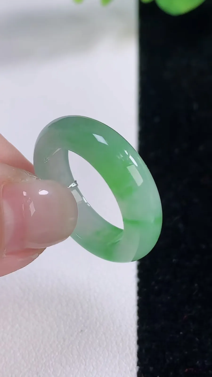 翡翠a货冰种满绿指环戒指，尺寸18.5-5.8-3.5，重量:4.72g