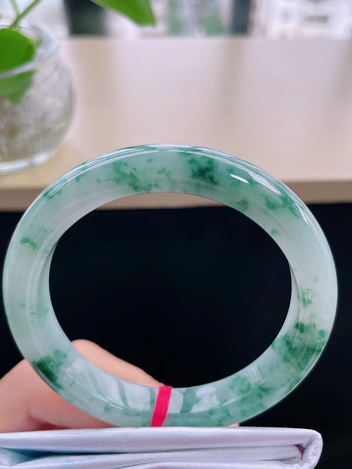 【翡翠名称】老种冰飘花54正圈口翡翠手镯
【翡翠尺寸】54-10.6-8.7mm适合53-5正圈口佩戴
【翡翠描述】缅甸天然翡翠A货，种老水足，玉质细腻，色泽靓丽，性价比高，佩戴效果好！