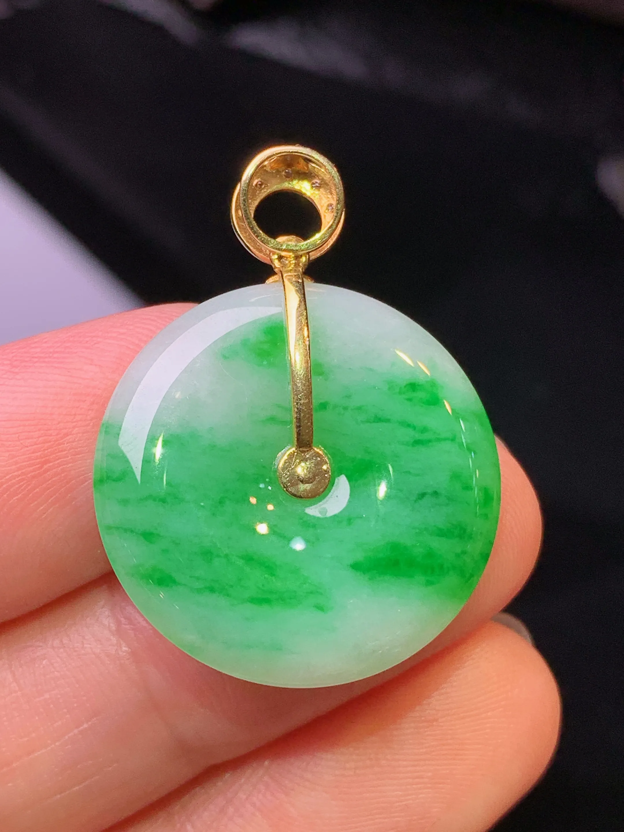 18k金钻镶嵌飘绿平安扣吊坠 玉质细腻 色泽清新艳丽 整体尺寸29.5*22*4