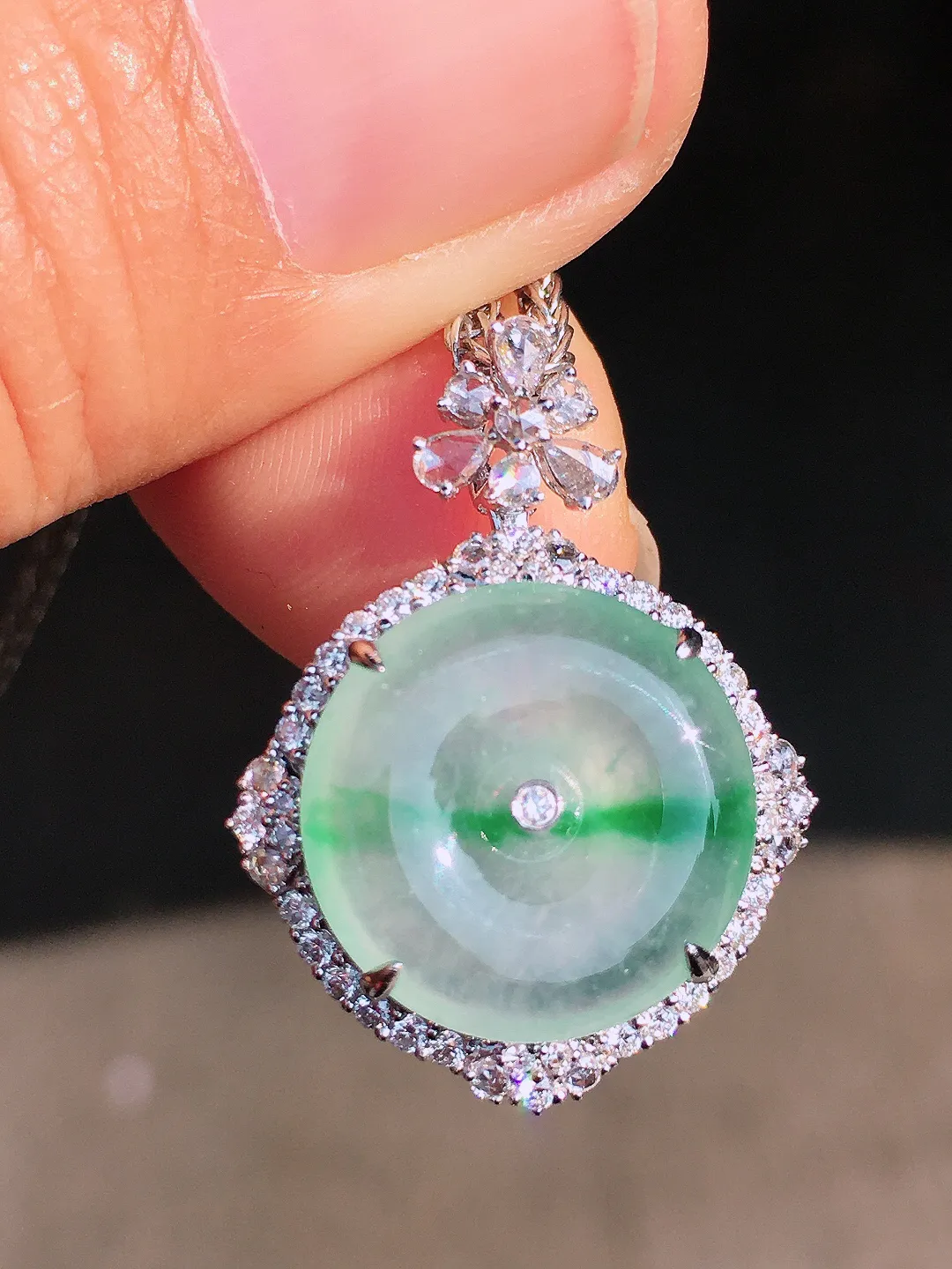 冰飘绿平安扣吊坠，色泽艳丽，玉质细腻，荧光感超
强，饱满圆润，尽显优雅气质，18k
金豪华镶嵌