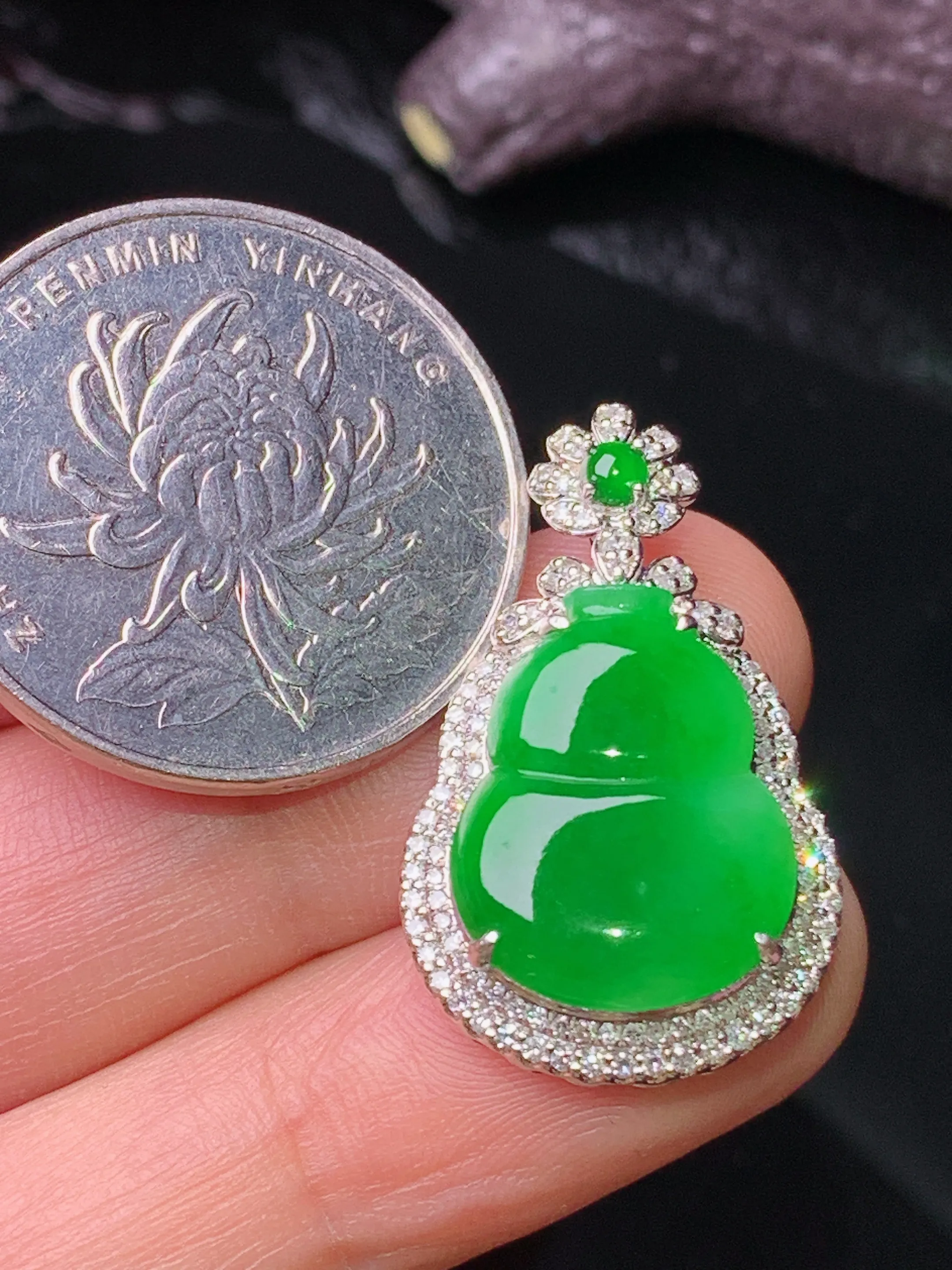 18k金钻镶嵌翠绿葫芦吊坠 玉质细腻 色泽清新艳丽 整体尺寸27.3*16.8*7