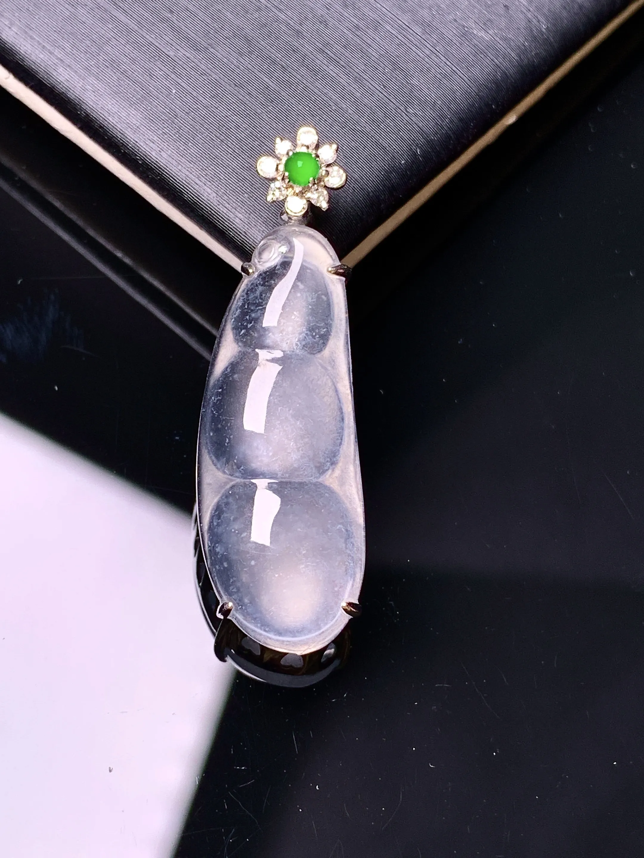 18k金钻镶嵌玻璃种四季豆吊坠 玉质细腻 色泽清新艳丽 整体尺寸25.3*10.2*4.2