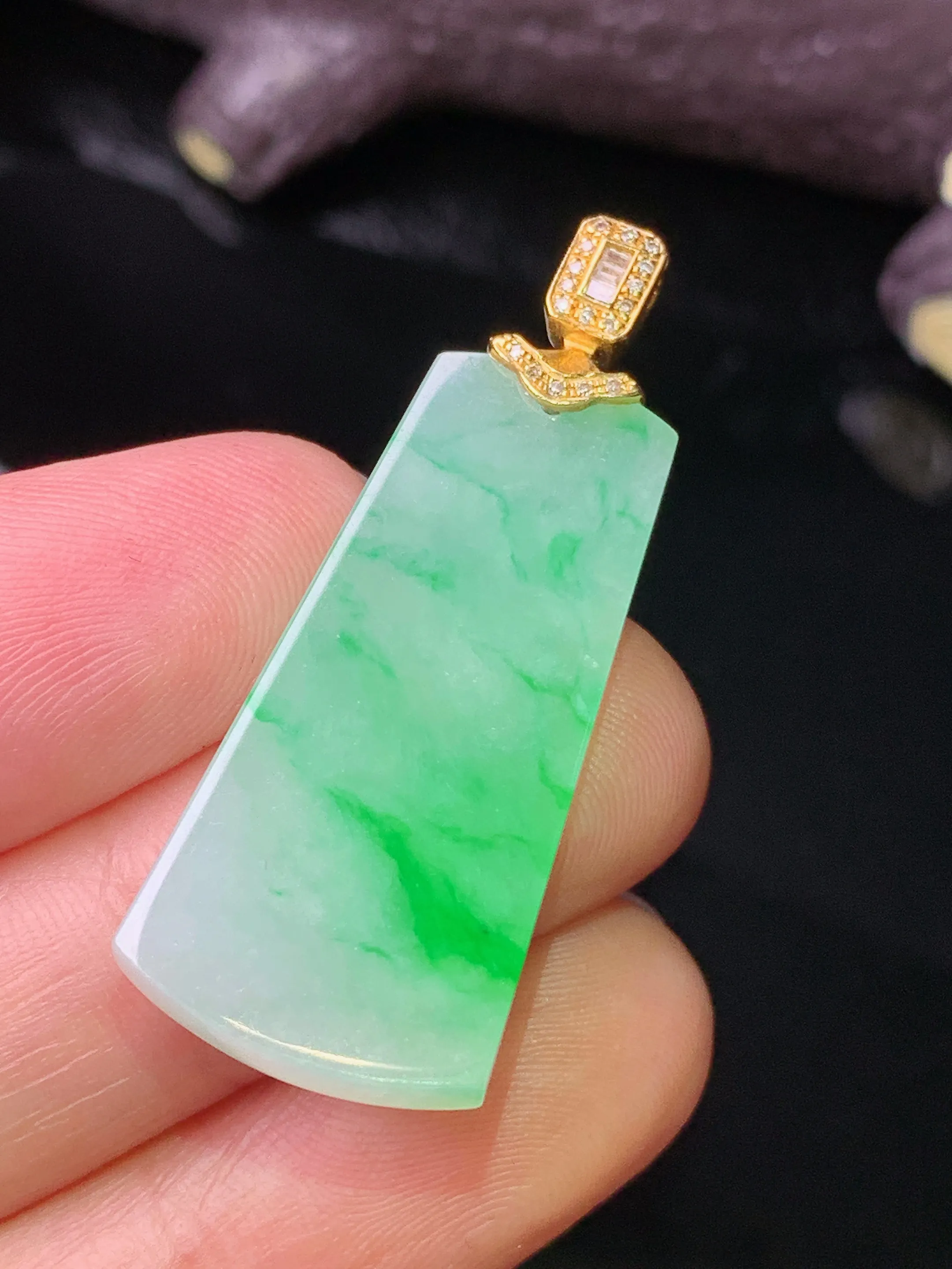 18k金钻镶嵌翠绿无事牌吊坠 玉质细腻 色泽清新艳丽 整体尺寸37.8*14.6*3.6