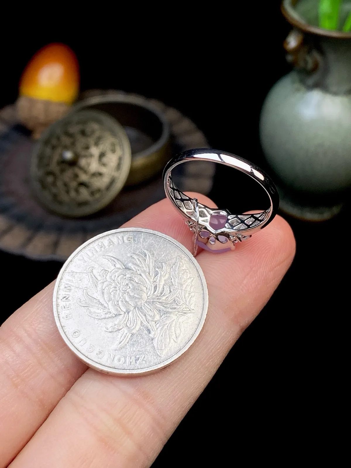 【冰种紫随形戒指】饱满度很好，无纹无裂，晶莹剔透，18k金钻镶嵌，裸石尺寸7.4*6.7*3.8毫米