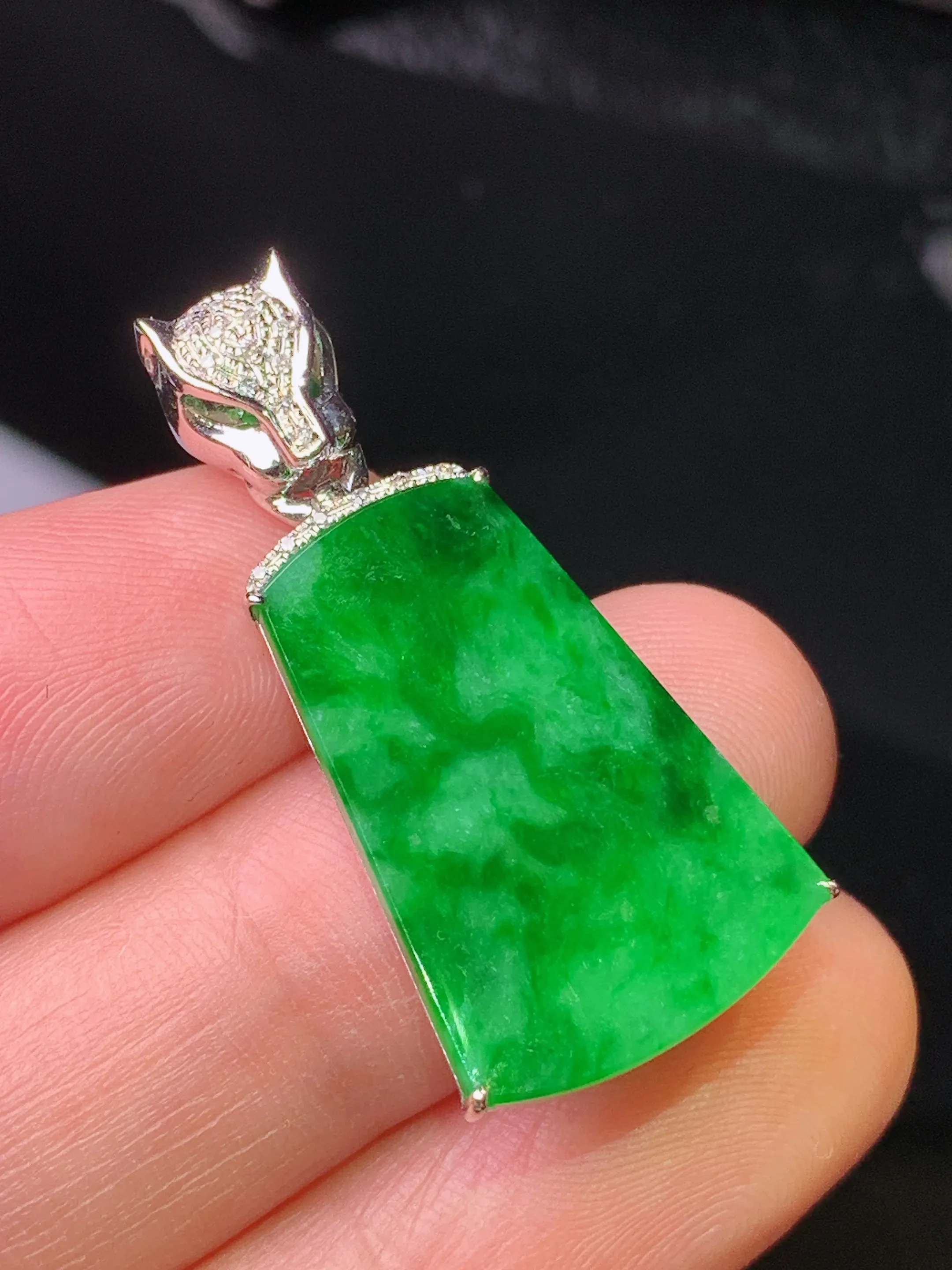 18k金钻镶嵌翠绿无事牌吊坠 玉质细腻 色泽清新艳丽 整体尺寸33*15*4.2