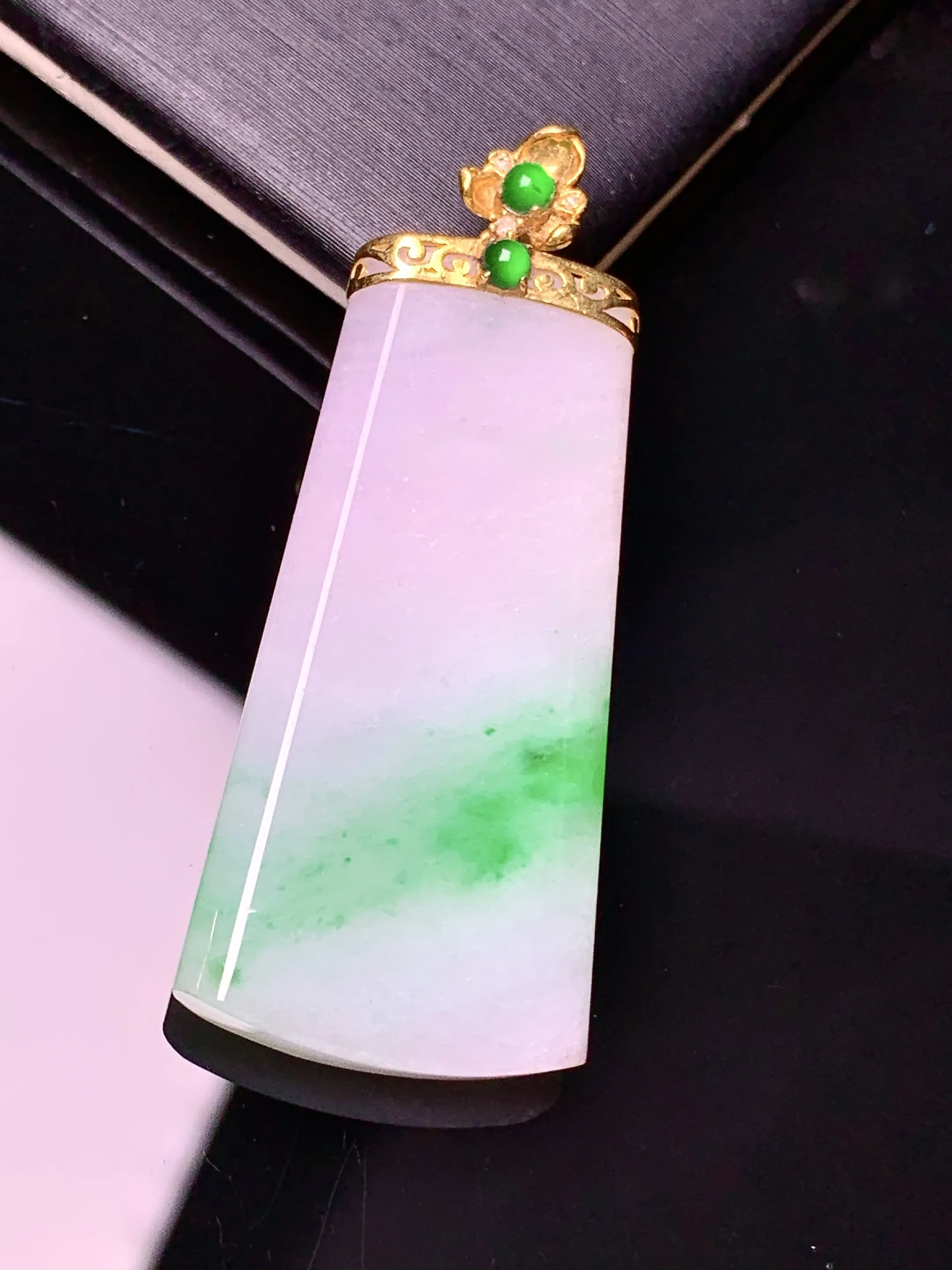 18k金镶嵌飘绿无事牌吊坠 玉质细腻 色泽清新艳丽 整体尺寸43.8*17.7*4.5