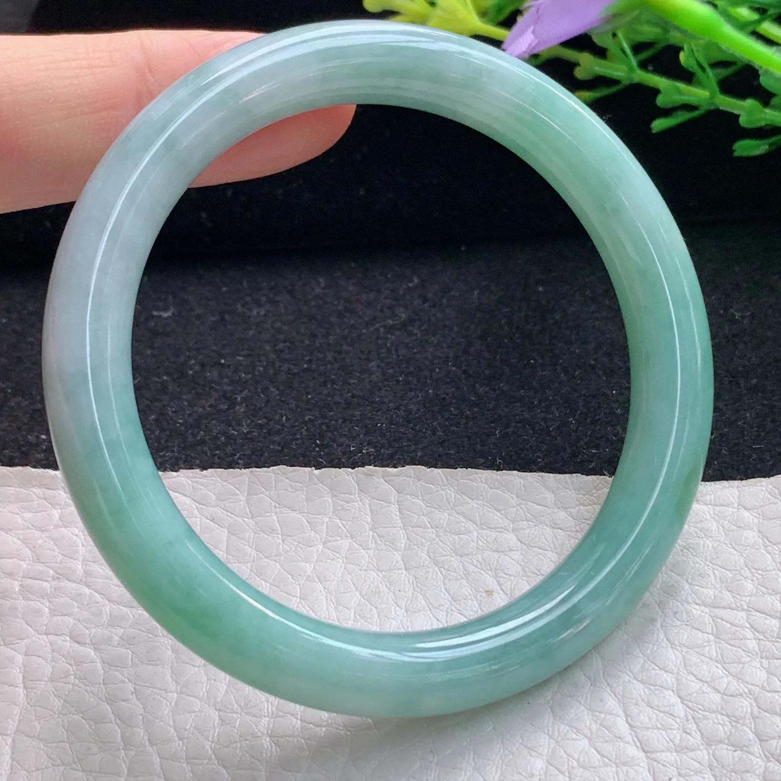 n自然光53.8*8.5*8.3叮当镯 翡翠a货玉手镯浅绿圆条珠宝玉手环 美人镯