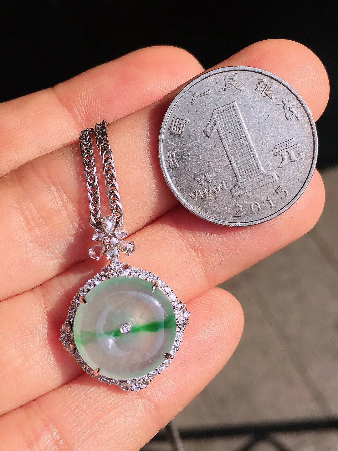 冰飘绿平安扣吊坠，色泽艳丽，玉质细腻，荧光感超
强，饱满圆润，尽显优雅气质，18k
金豪华镶嵌