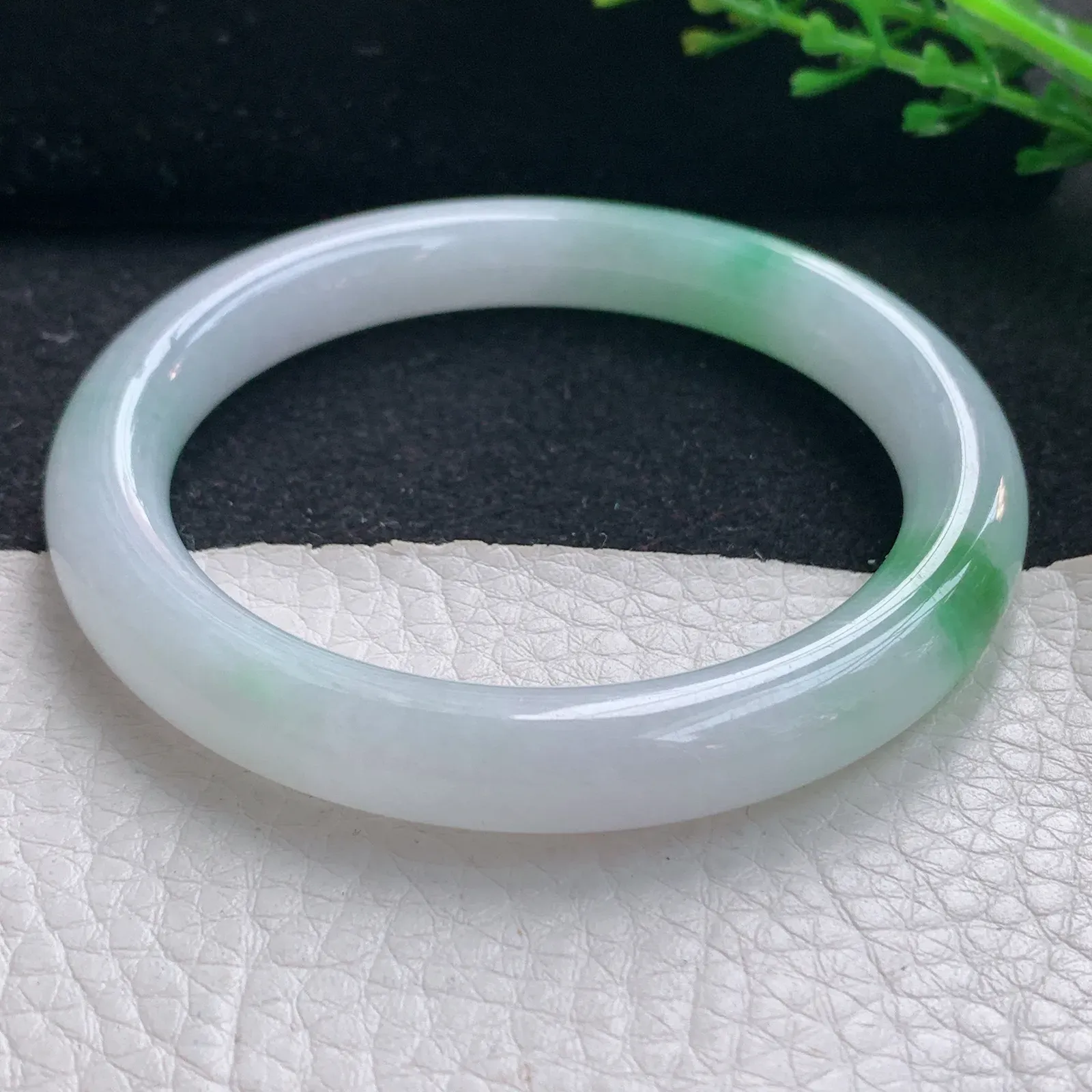 ss自然光54.5*9*8.8美人镯 翡翠a货玉手镯飘绿圆条珠宝玉手环