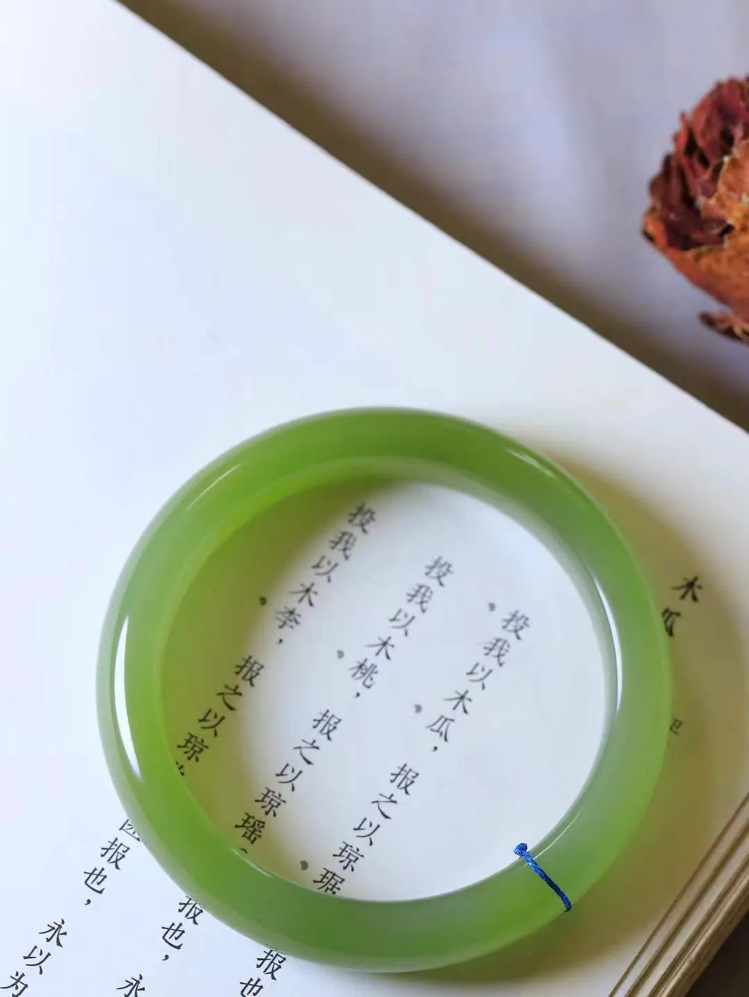 【温润如心.镯】

精品️和田玉湖水绿手镯，精选上等玉料，色泽清透，质地细腻。佩戴它，感受千年玉文化的温润与优雅，愿它为您带来平安与幸福。重51.4克  尺寸56-12.5-8.6mm  10120511A