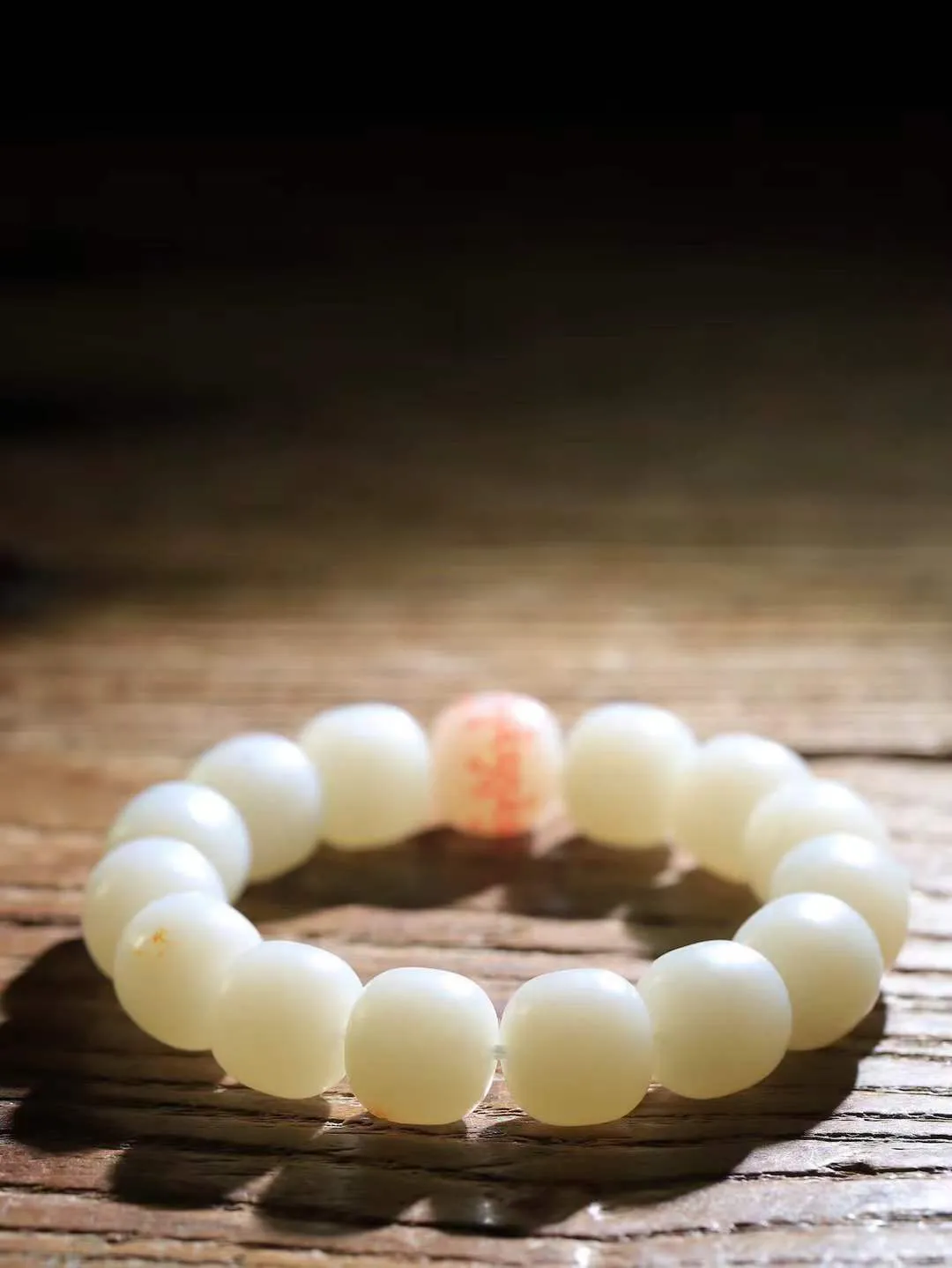 （老型珠.手串）

新疆和田籽料老型珠手串，也可做手持，玉质细腻油润 饱满光滑 质朴无华，悠远简单，人心境界远，百世修炼深，心灵常驻善意持，觉悟人生百世修。重85克    尺寸取一14-15mm    541102701L