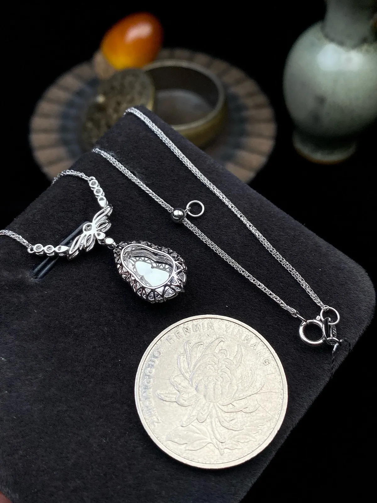 【冰种满绿葫芦吊坠】种水色俱全，冰透闪亮，通透感饱满度很好，18k金钻豪华镶嵌，裸石尺寸11.1*7.4*3.6毫米