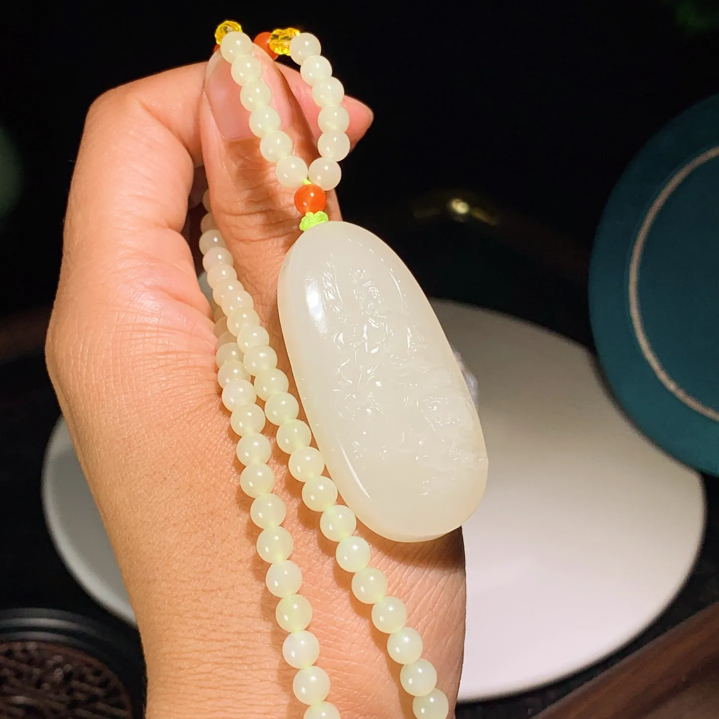 新疆和田玉若羌黄口料文殊菩萨牌子挂件。尺寸50/25/12重50.7克。内径玉质细腻油润。手推出油。佩戴高端典雅。lt251205