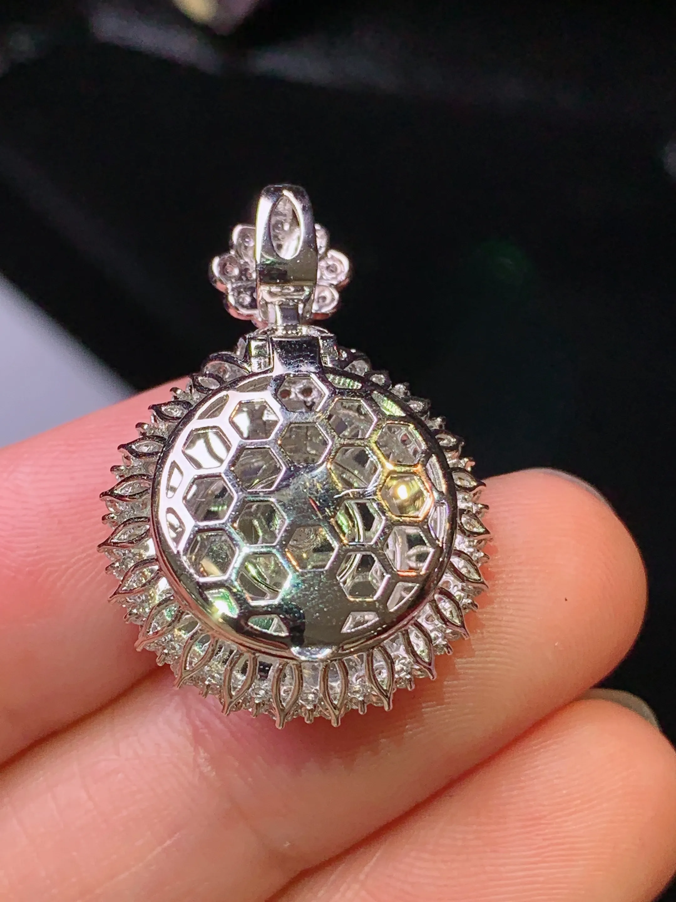 18k金钻镶嵌满绿平安扣吊坠 玉质细腻 色泽清新艳丽 整体尺寸28*19.5*10