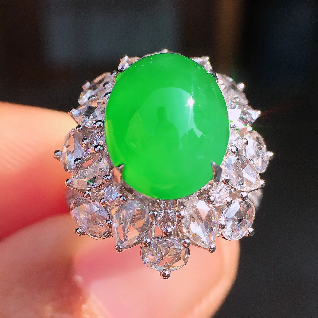 阳绿蛋面戒指，色泽均匀艳丽，玉质细腻，荧光感超
强，饱满圆润，尽显优雅气质，18k
金豪华镶嵌