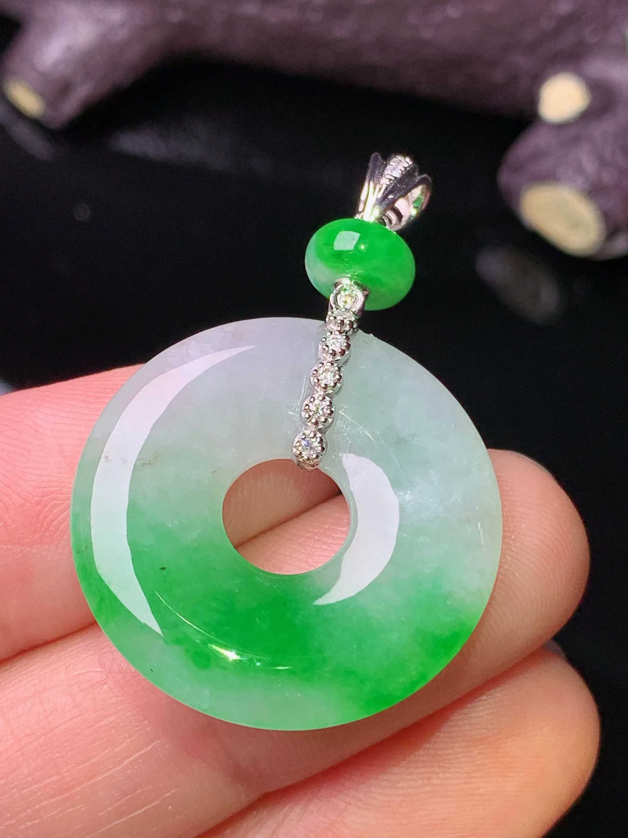 18k金钻镶嵌飘绿平安环吊坠 玉质细腻 色泽清新艳丽 整体尺寸36.5*23.8*3.6