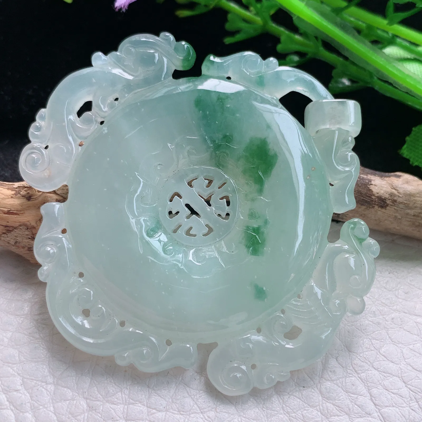 gp实拍53*55.5*6.2翡翠a货精雕缕空雕飘花玉佩玉吊坠 玉挂件