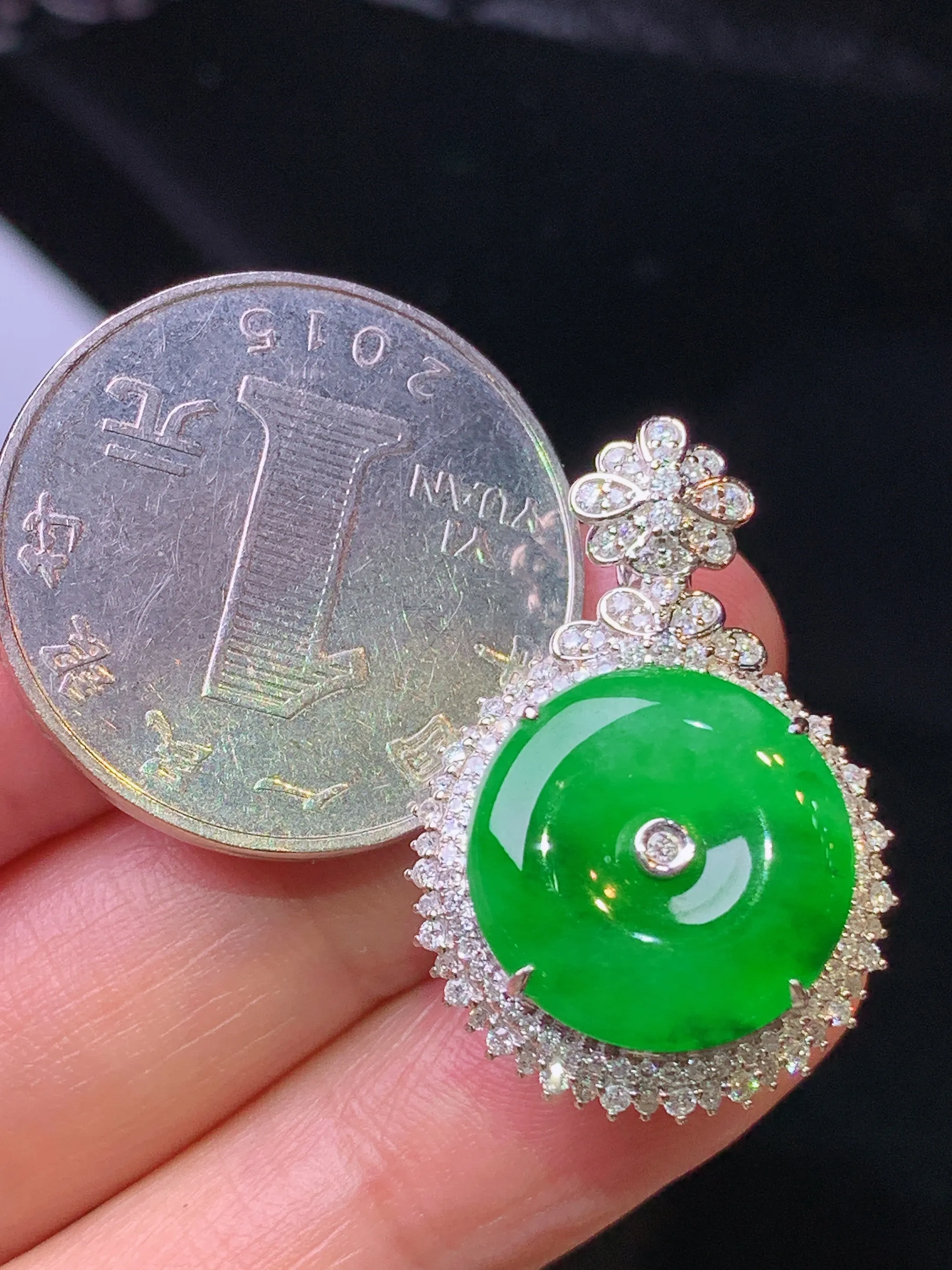 18k金钻镶嵌满绿平安扣吊坠 玉质细腻 色泽清新艳丽 整体尺寸28*19.5*10