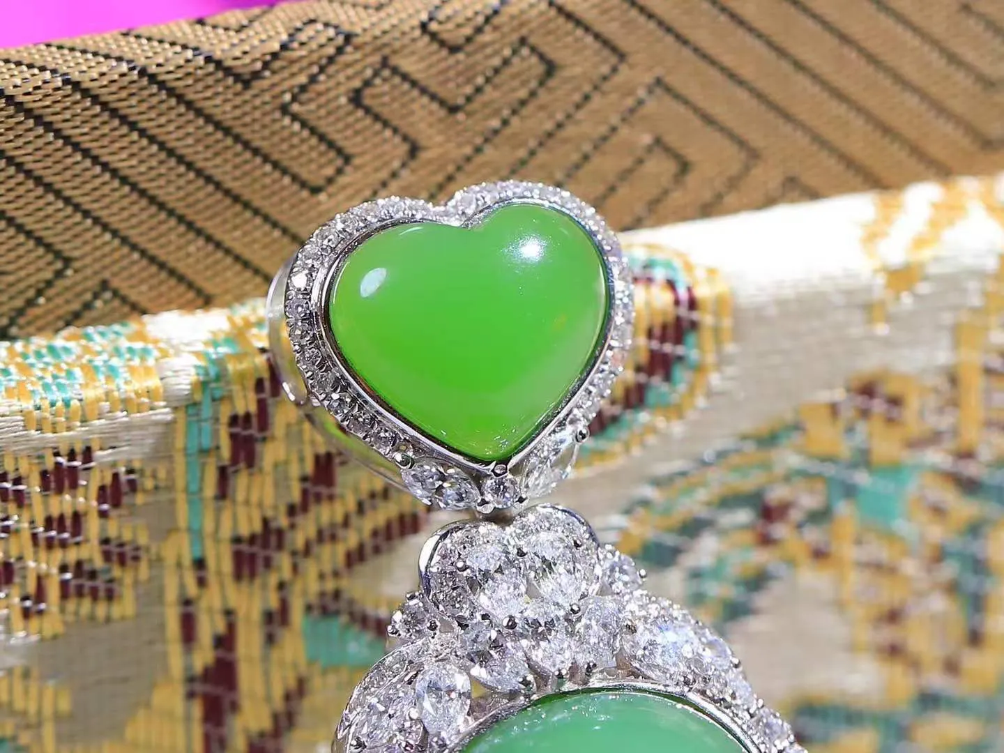 一套【金镶玉.套装】

收藏传家级臻品️和田玉碧玉戒指 吊坠 套装，18k金精工镶嵌，器形圆润饱满，玉质温润细腻，做工精细圆滑，饱满精致，器形优雅，寓意平安无事，如意顺心。（保真金，可鉴定贵金属18k金）
吊坠尺寸30.4-16.8mm    戒指尺寸16.9-13.6-8.2mm总重19.4克  82120578A